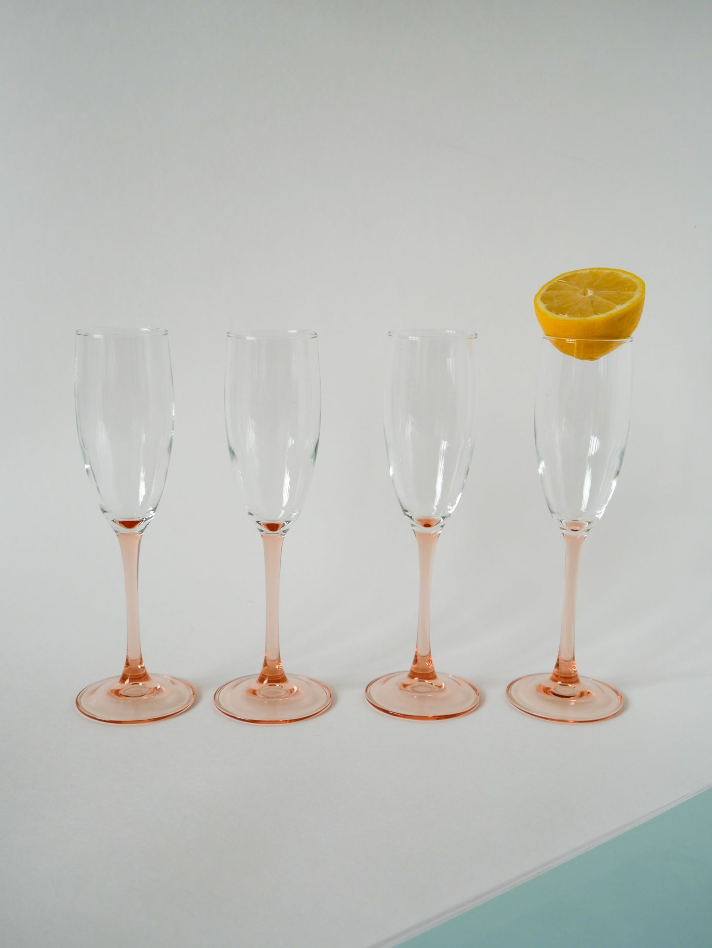 Lot de 4 flûtes à champagne à pieds rose, 1970