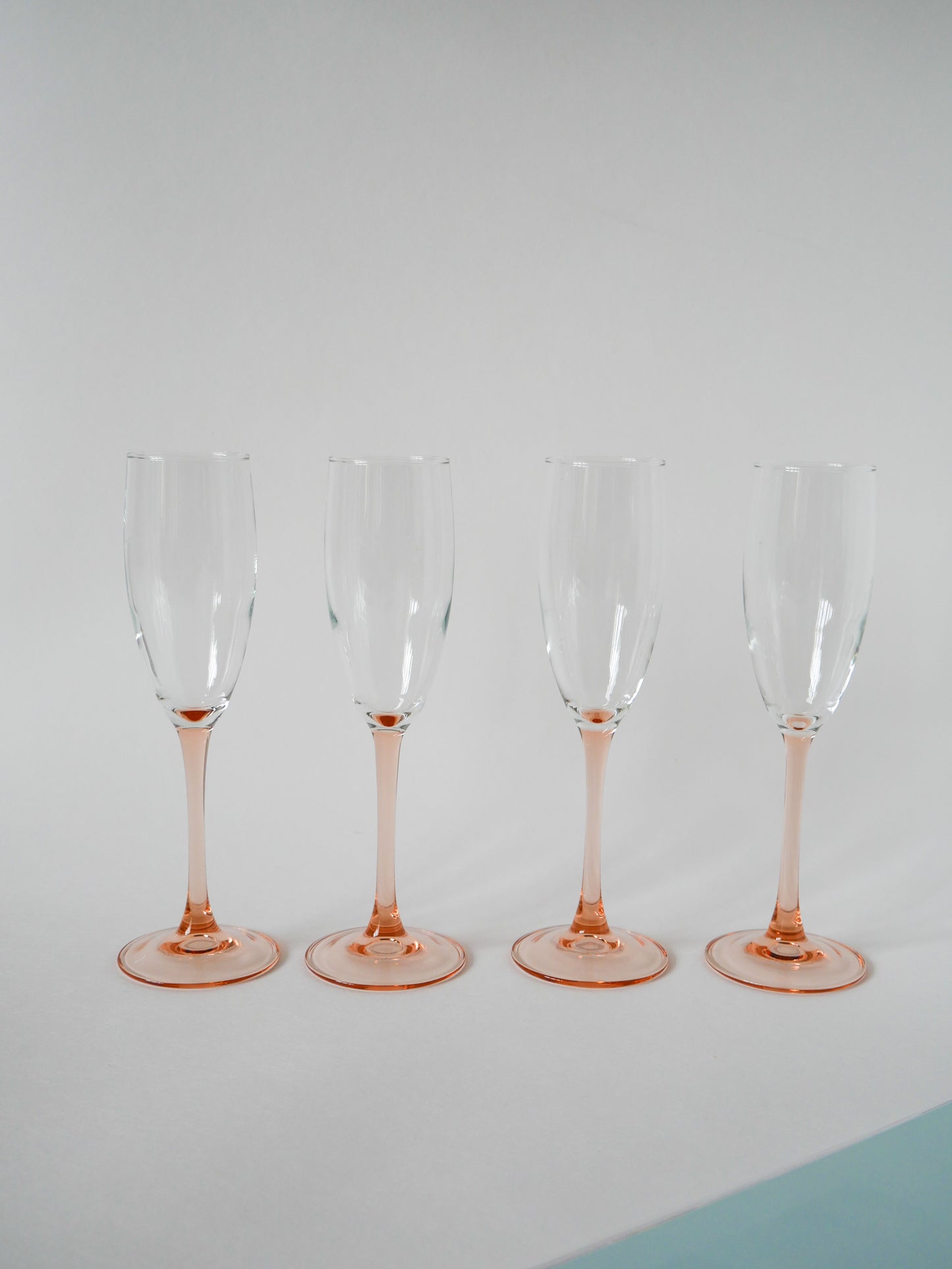 Lot de 4 flûtes à champagne à pieds rose, 1970