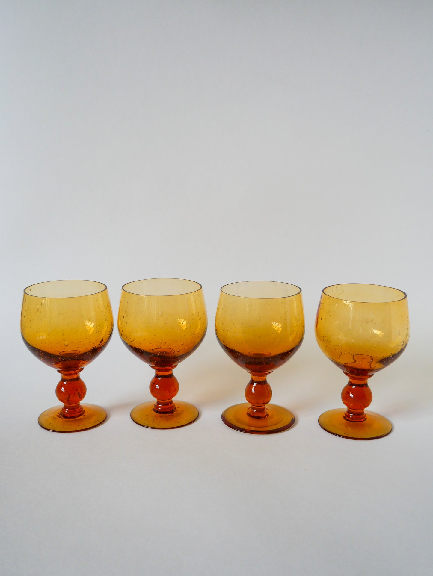 Lot de 4 verres bullés en verre ambré, Design, 1960