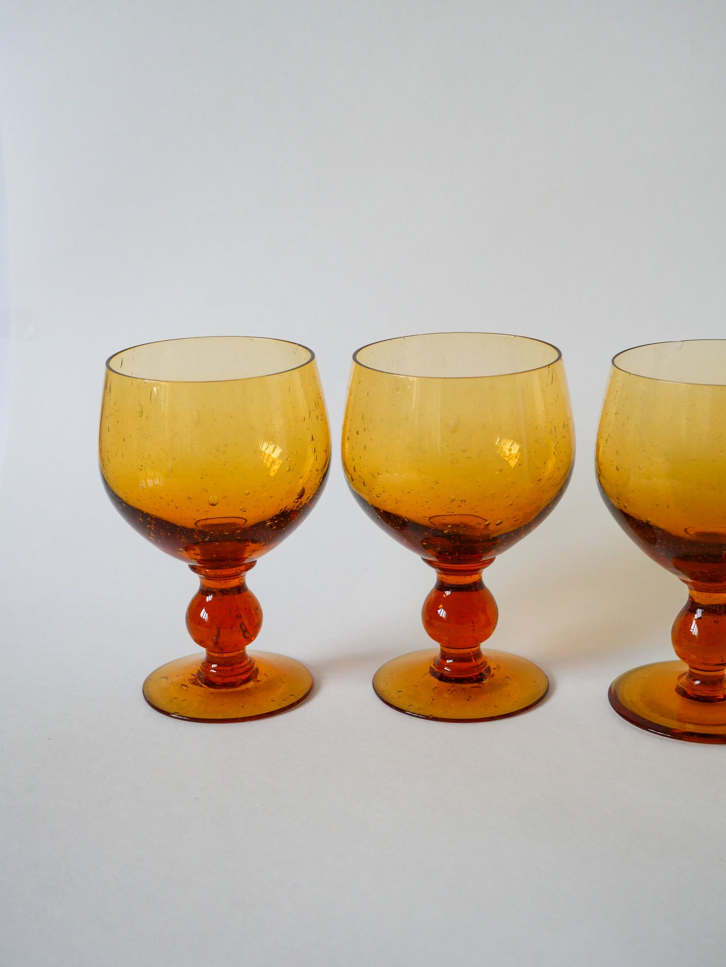 Lot de 4 verres bullés en verre ambré, Design, 1960