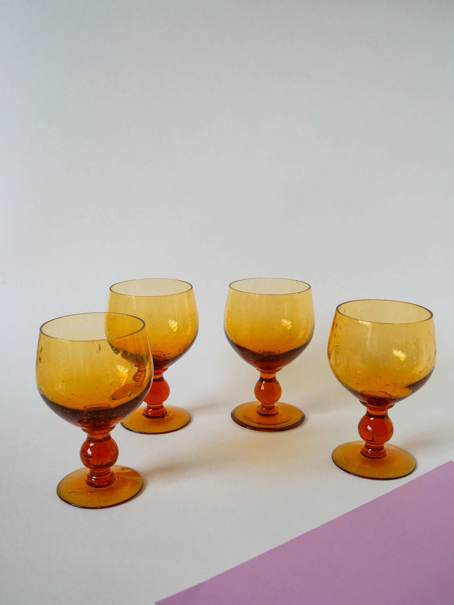 Lot de 4 verres bullés en verre ambré, Design, 1960