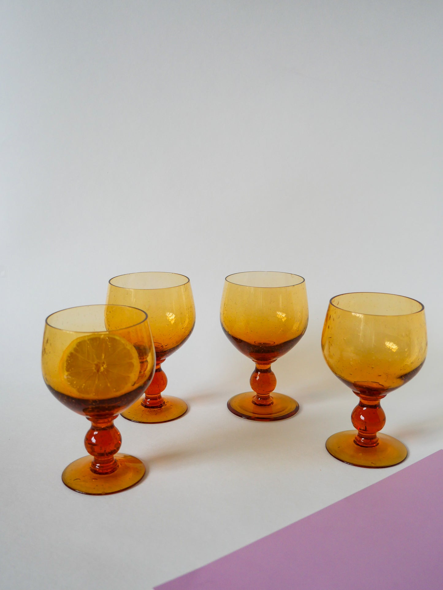 Lot de 4 verres bullés en verre ambré, Design, 1960