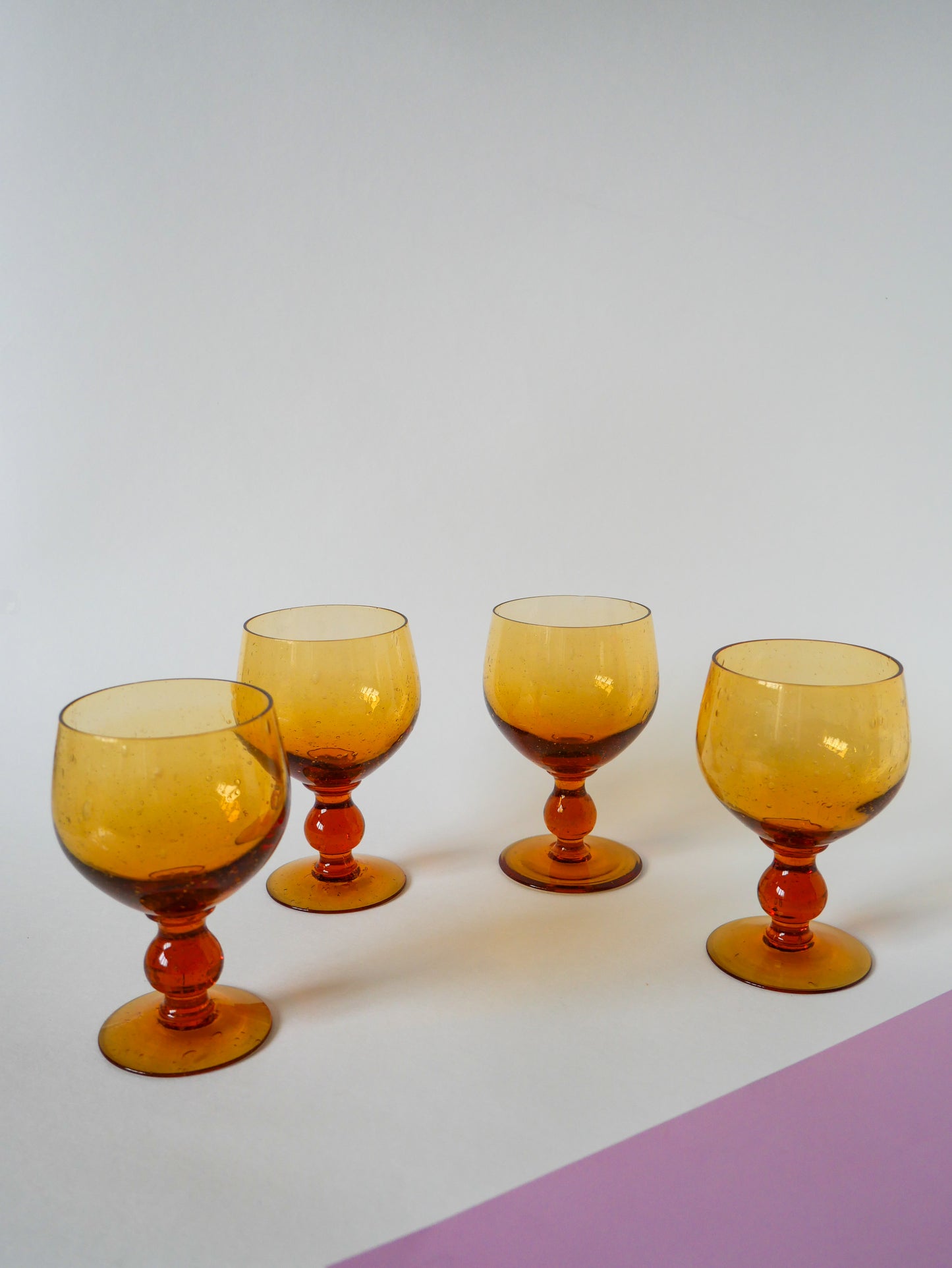 Lot de 4 verres bullés en verre ambré, Design, 1960