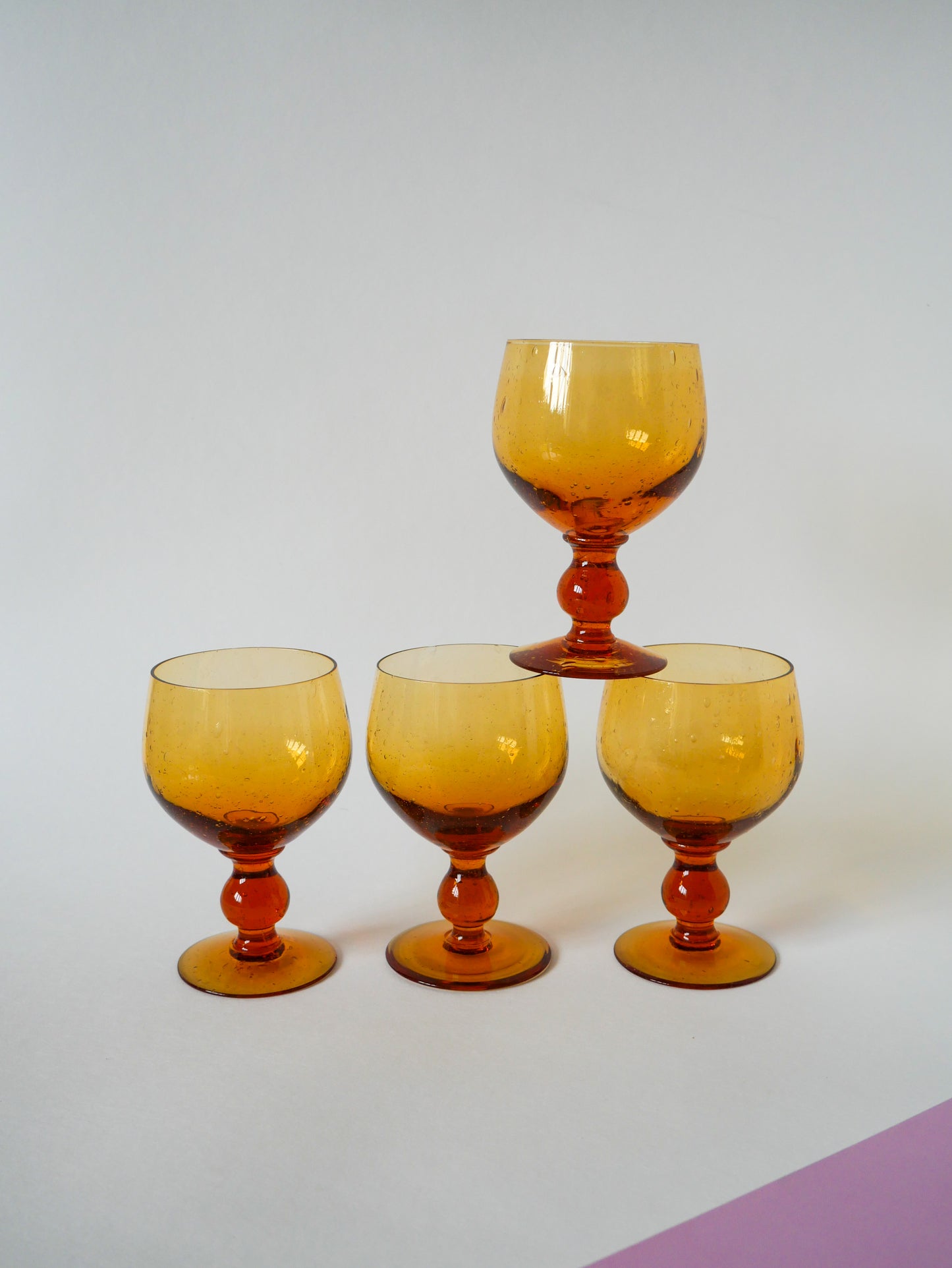 Lot de 4 verres bullés en verre ambré, Design, 1960