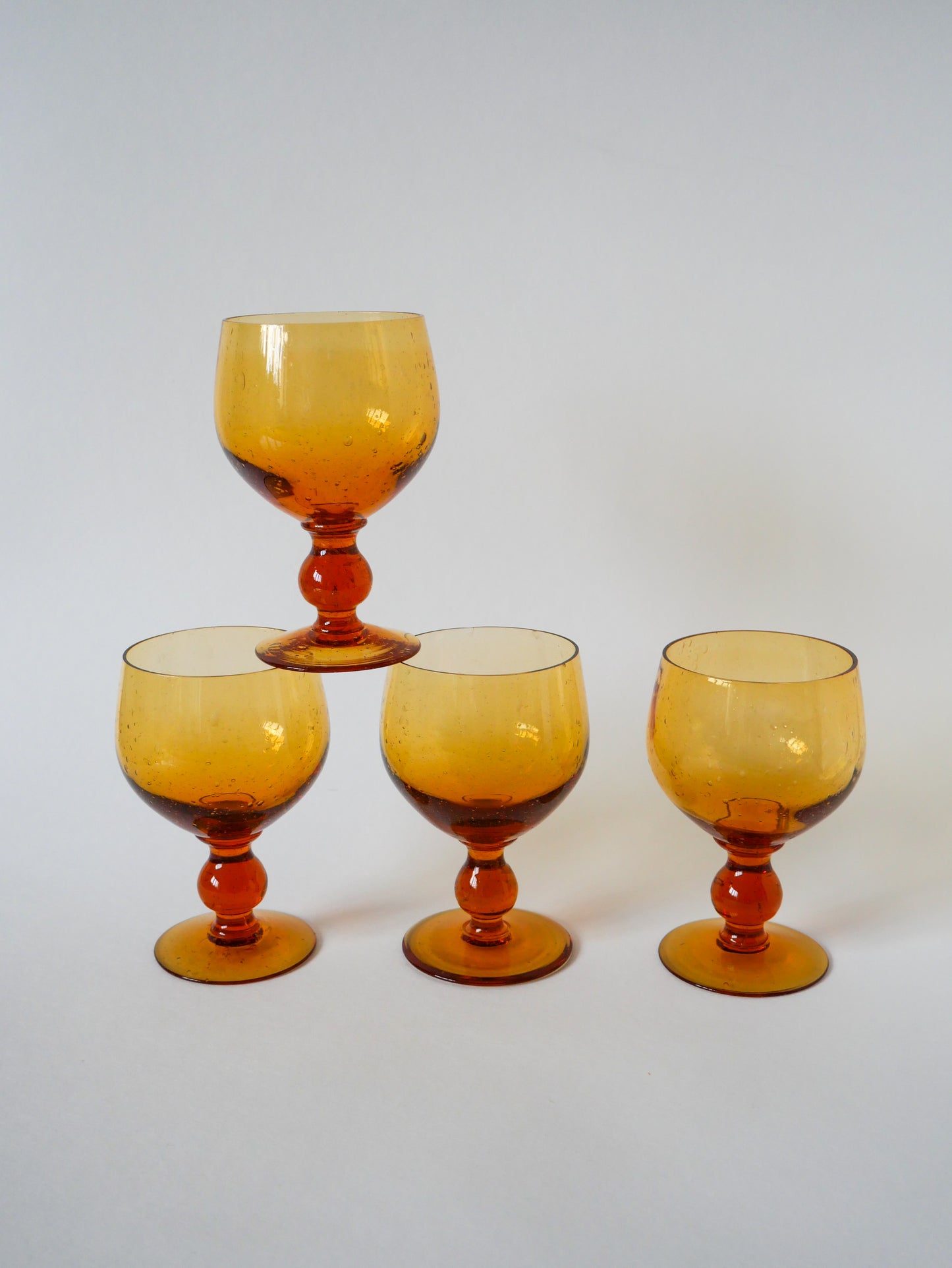 Lot de 4 verres bullés en verre ambré, Design, 1960