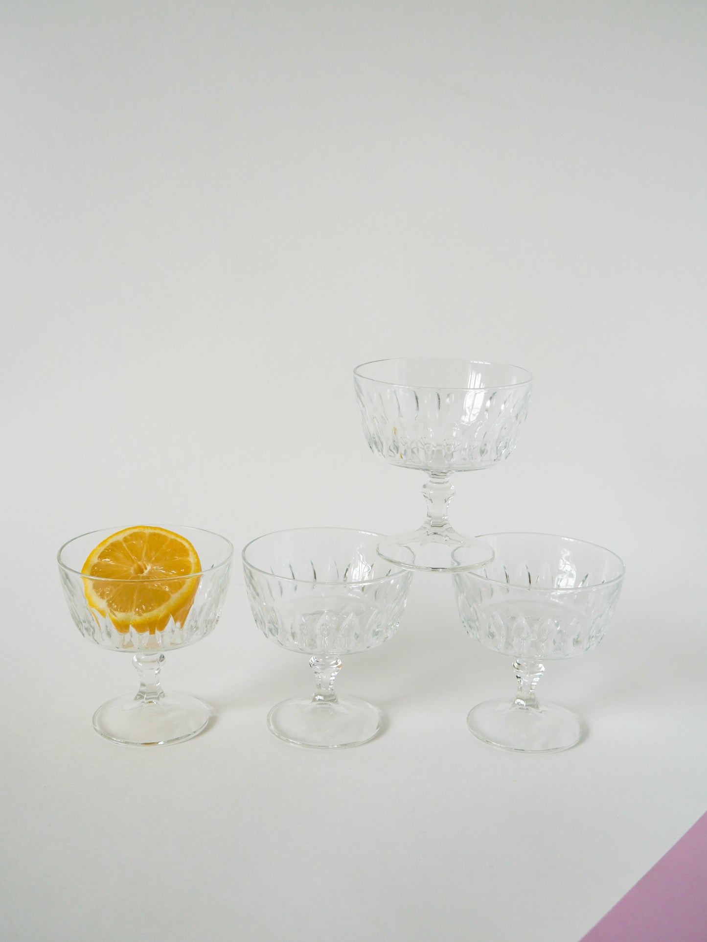 Ensemble de 4 coupes à champagne en verre moulé, 1950