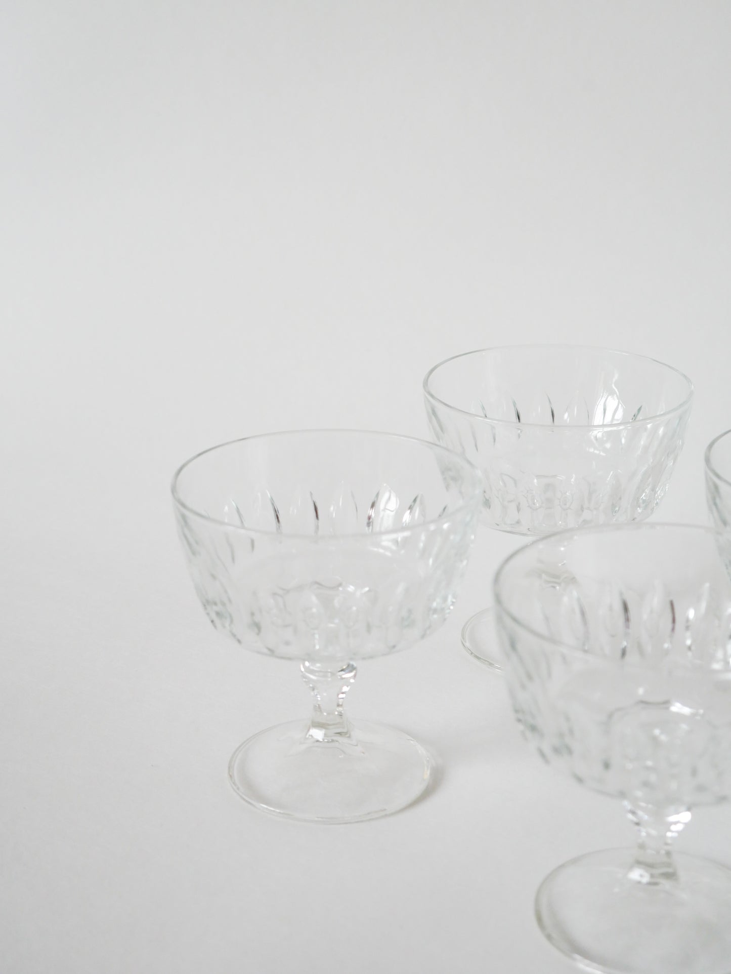 Ensemble de 4 coupes à champagne en verre moulé, 1950