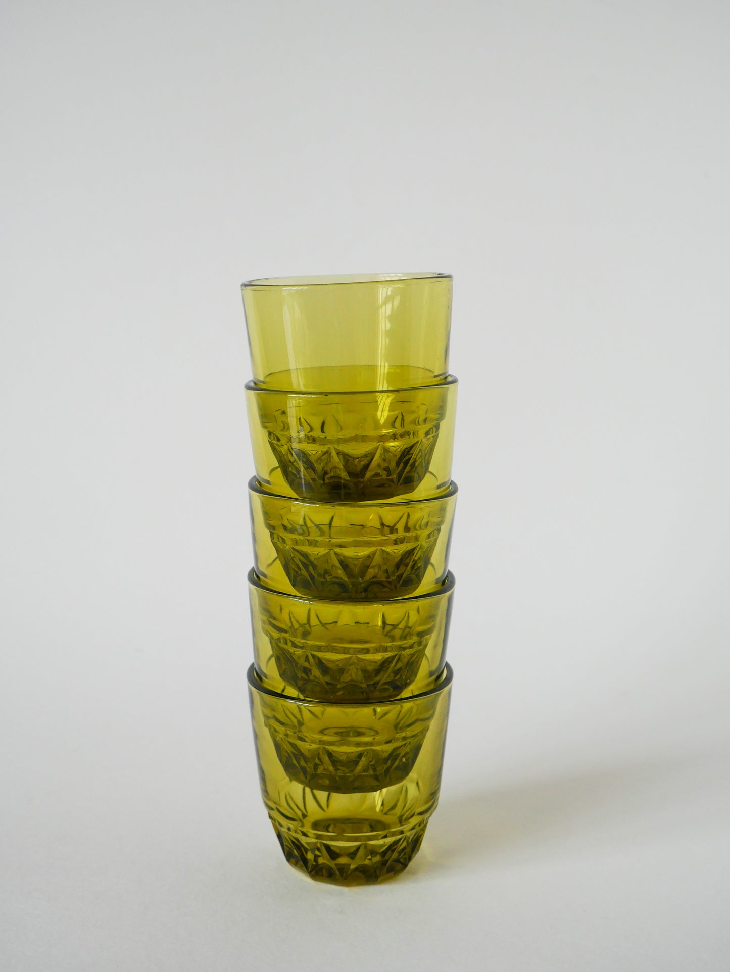 Lot de 5 verres à eau en verre vert facettés, 1970