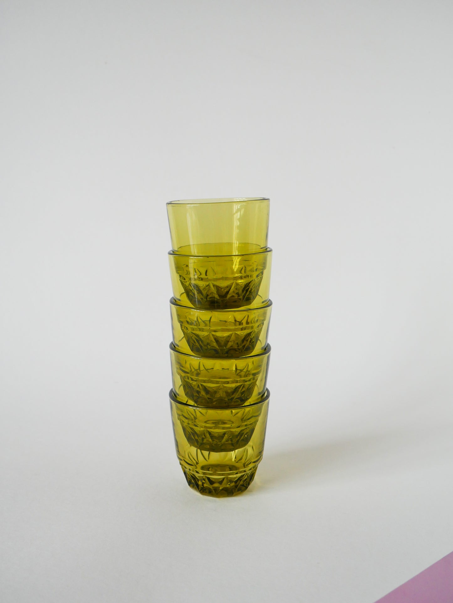 Lot de 5 verres à eau en verre vert facettés, 1970