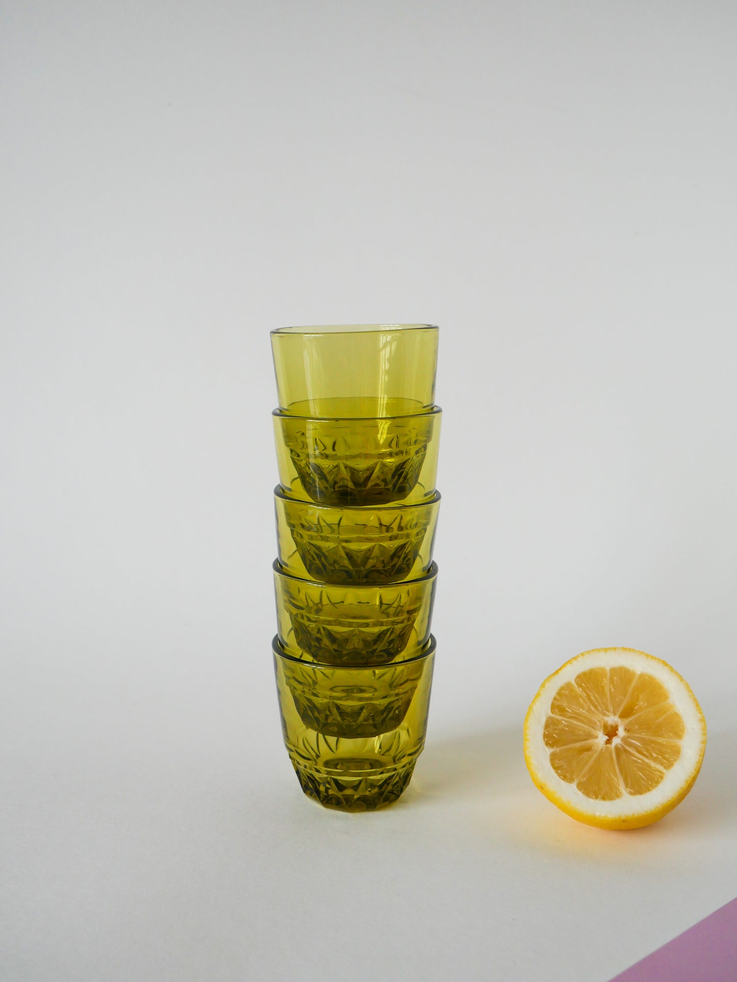 Lot de 5 verres à eau en verre vert facettés, 1970