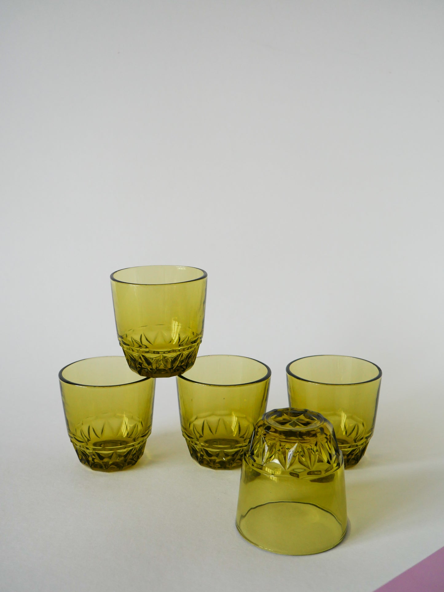 Lot de 5 verres à eau en verre vert facettés, 1970