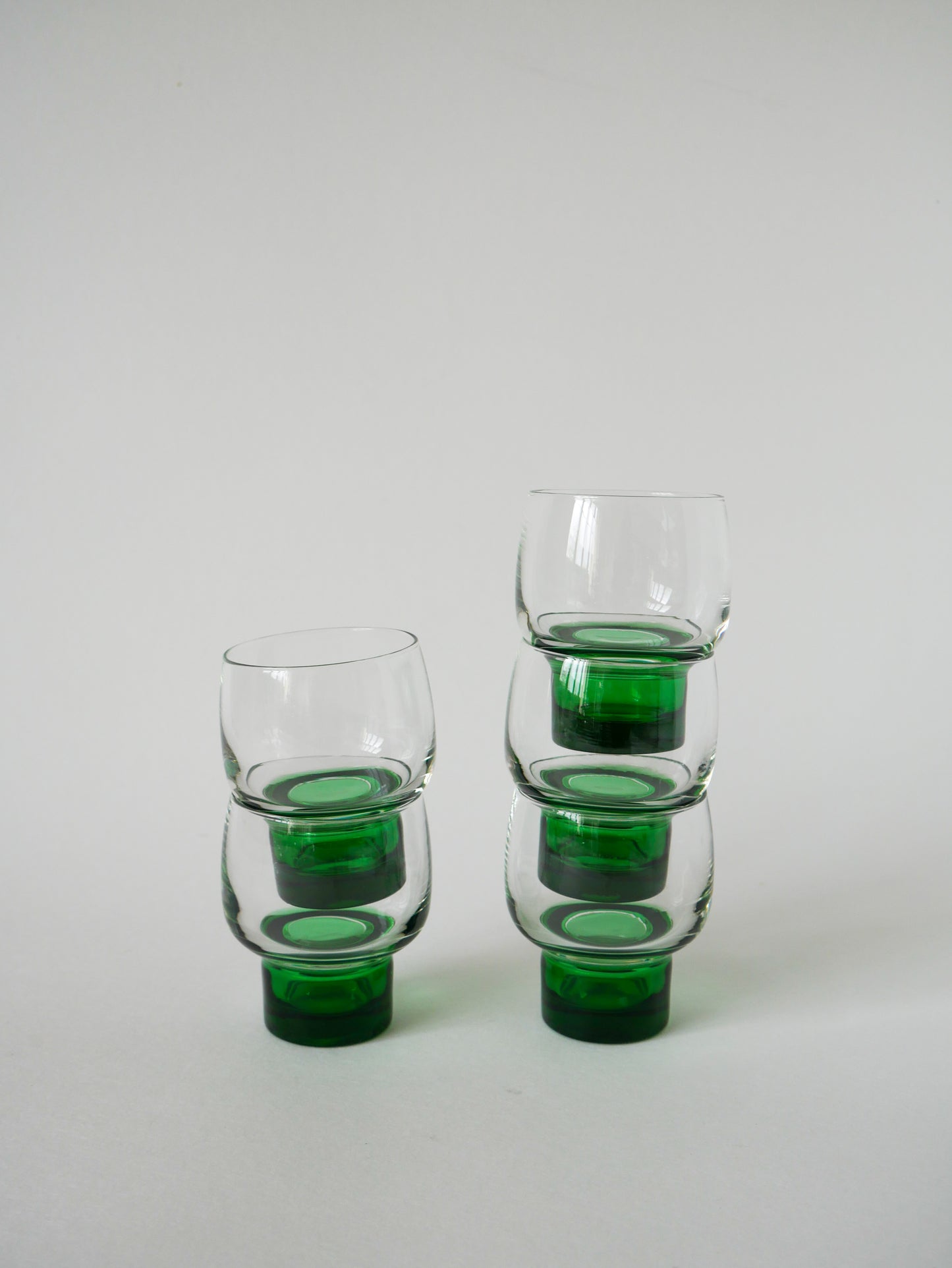 Lot de 5 petits verres à vin Design à pieds vert, 1970