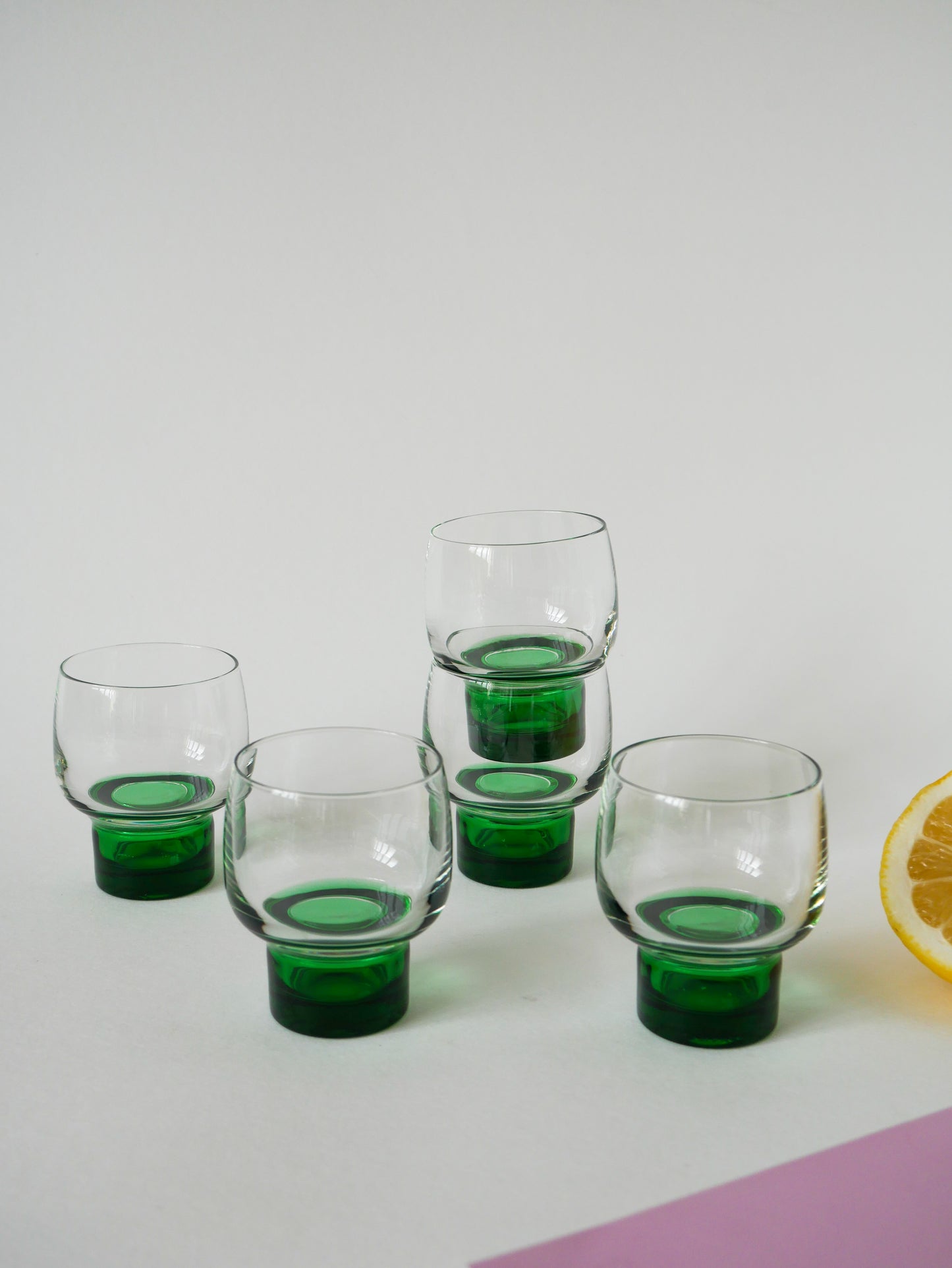 Lot de 5 petits verres à vin Design à pieds vert, 1970