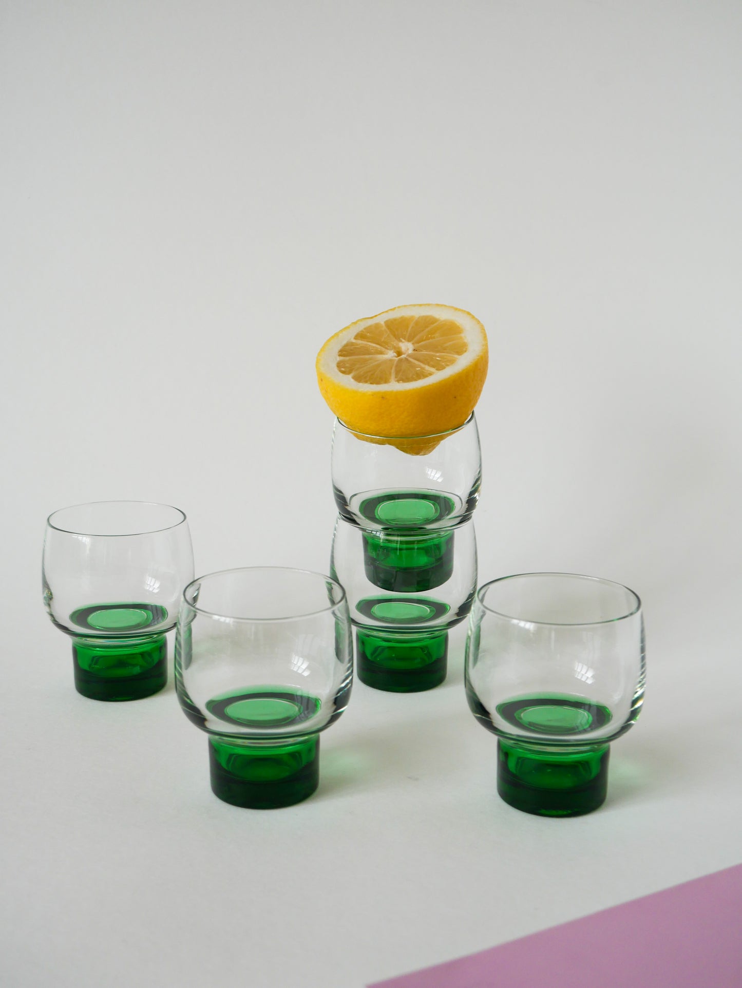 Lot de 5 petits verres à vin Design à pieds vert, 1970