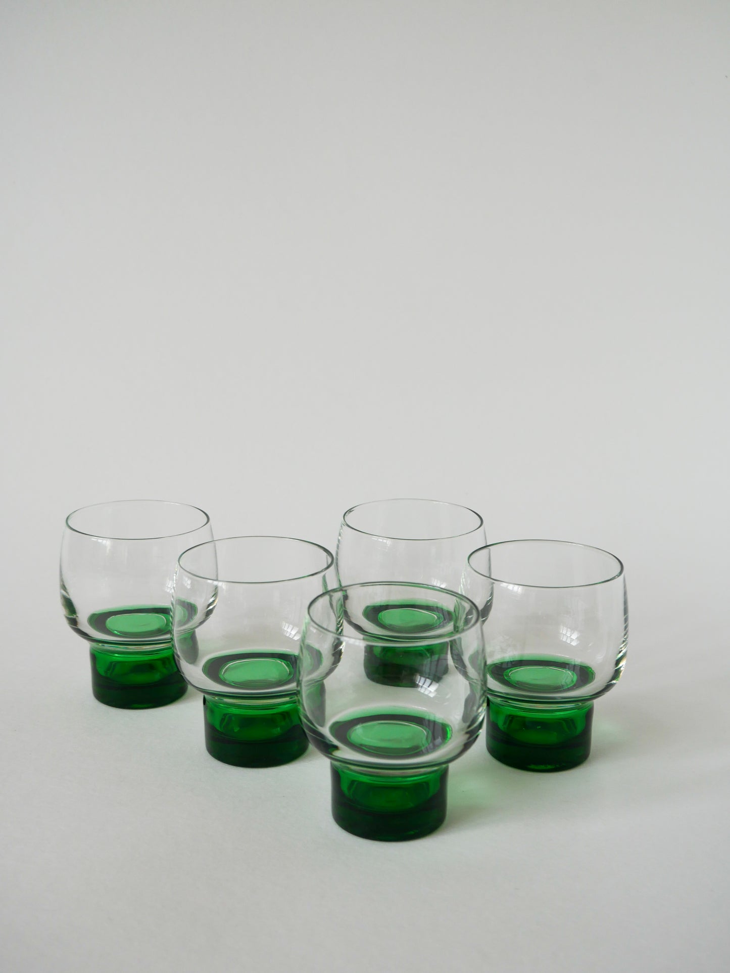 Lot de 5 petits verres à vin Design à pieds vert, 1970