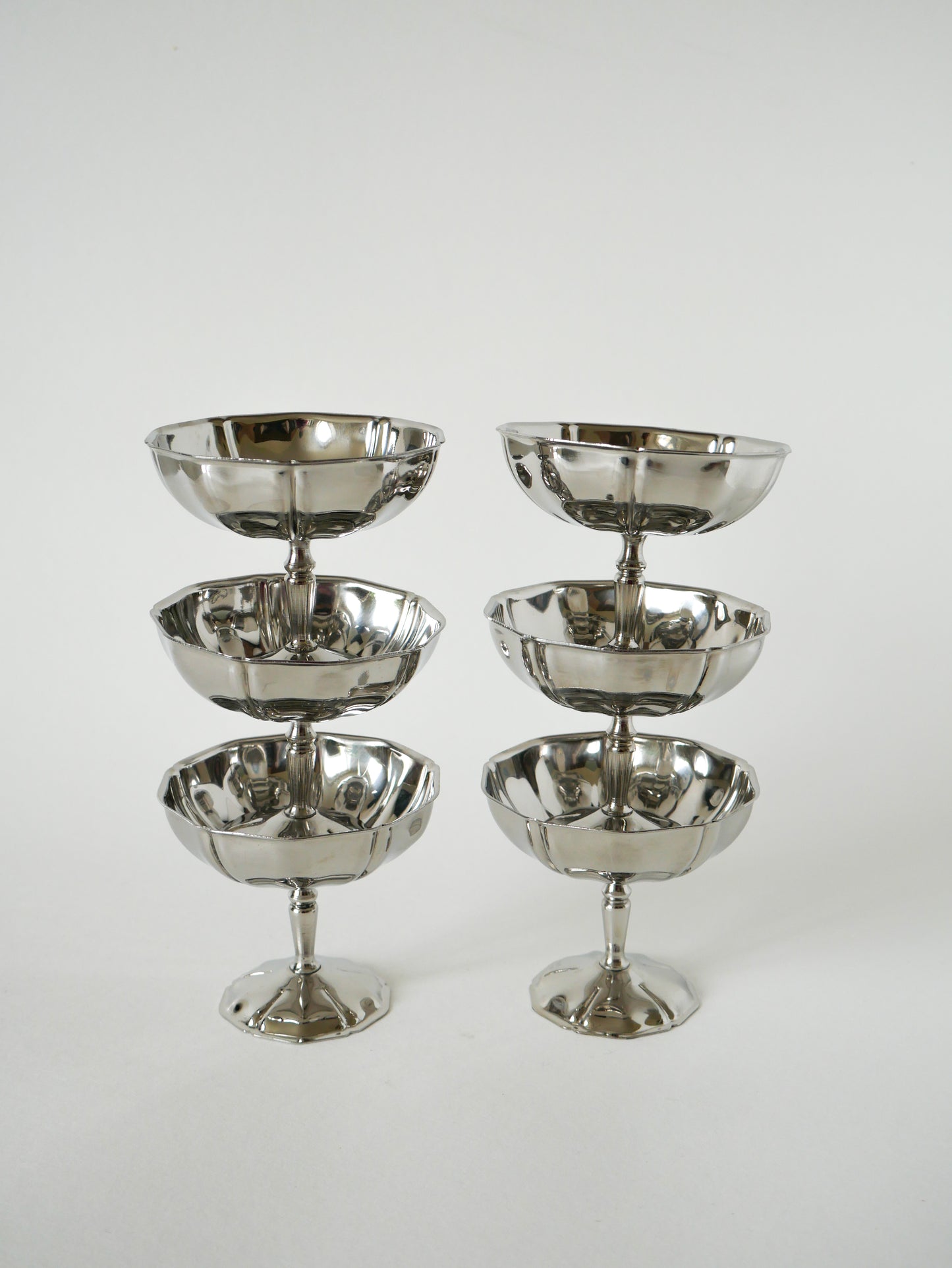 Ensemble de 6 coupes en inox travaillées et à pieds fin, Made in France, Design, 1970