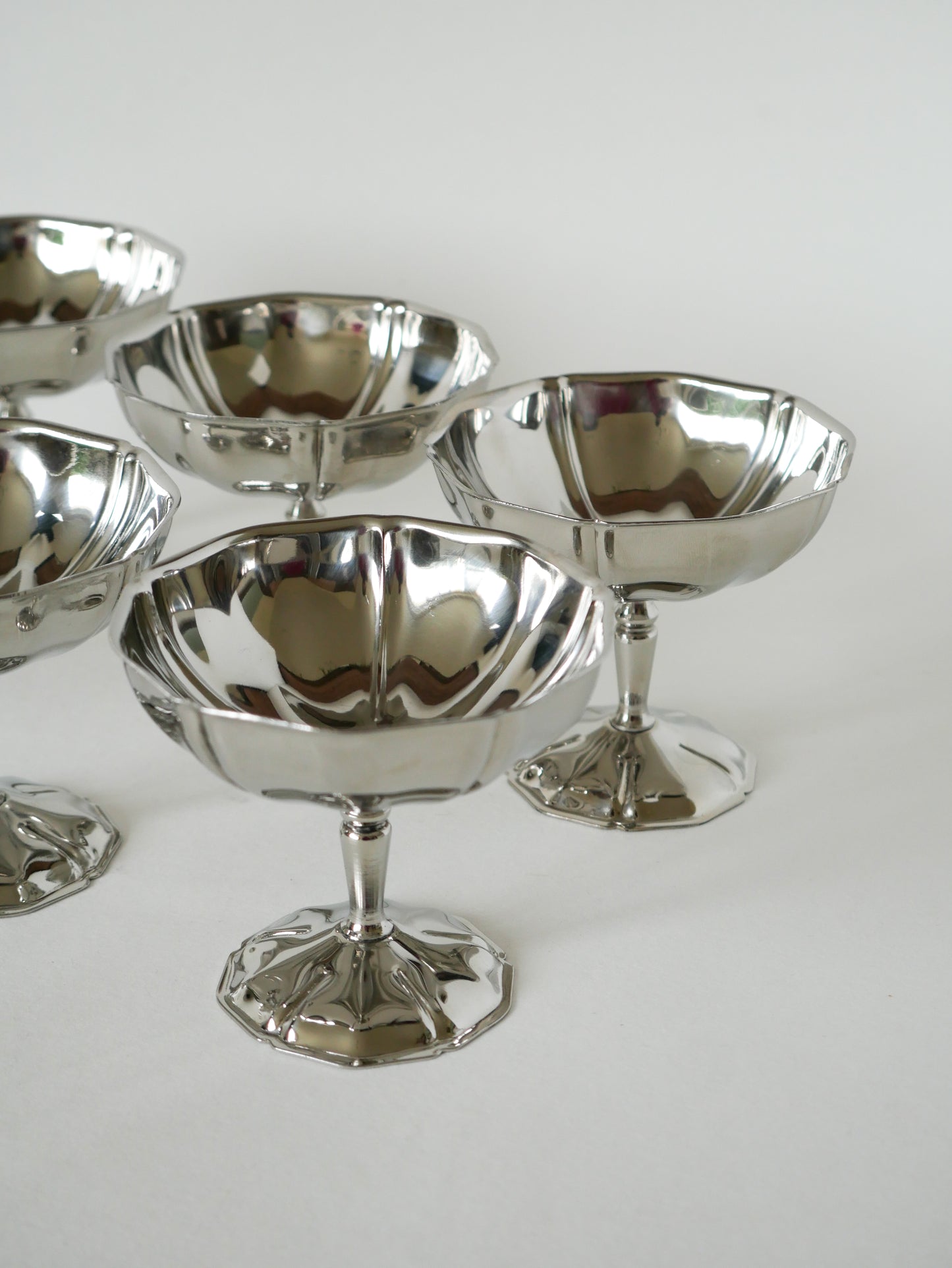 Ensemble de 6 coupes en inox travaillées et à pieds fin, Made in France, Design, 1970