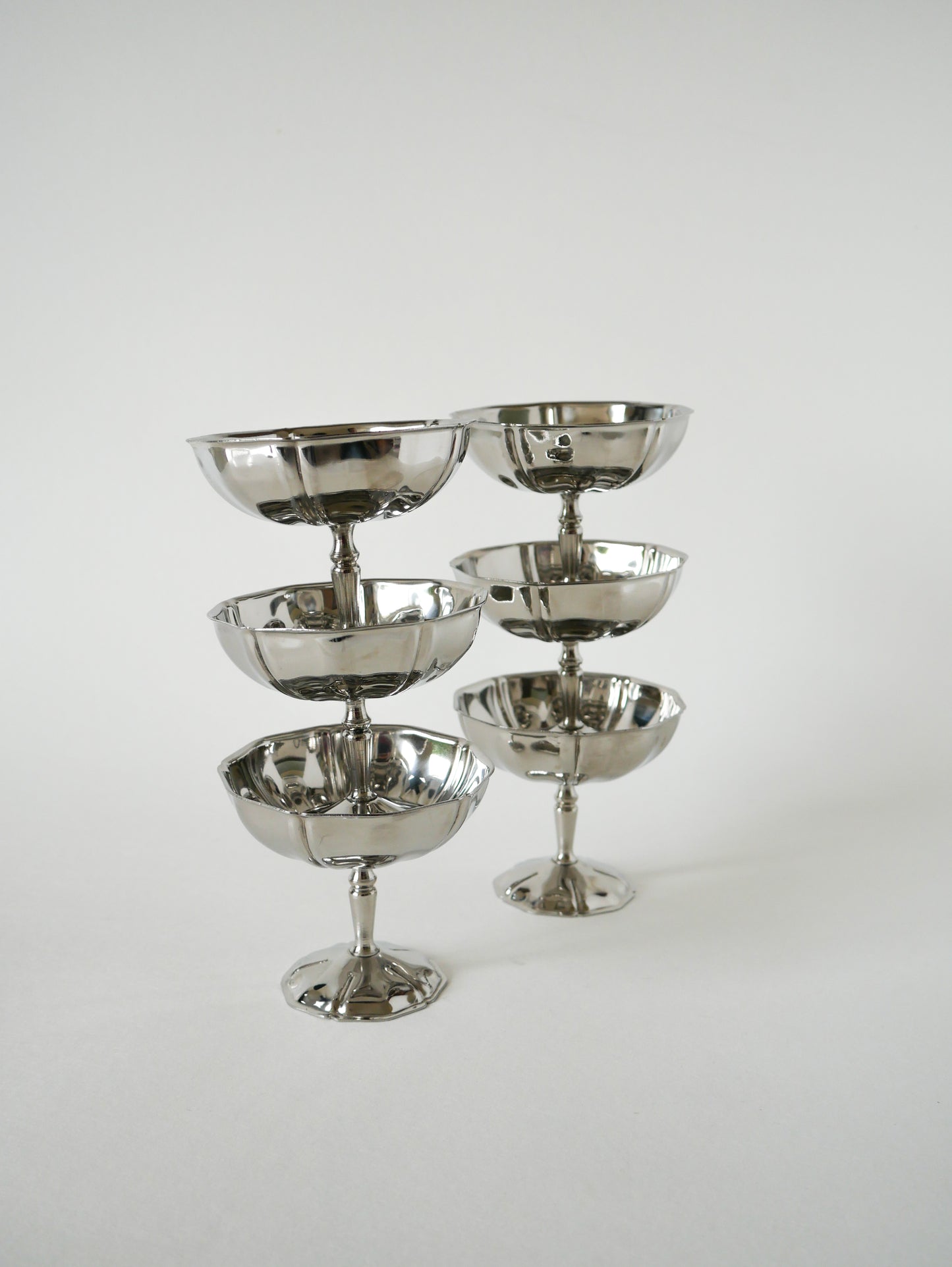 Ensemble de 6 coupes en inox travaillées et à pieds fin, Made in France, Design, 1970