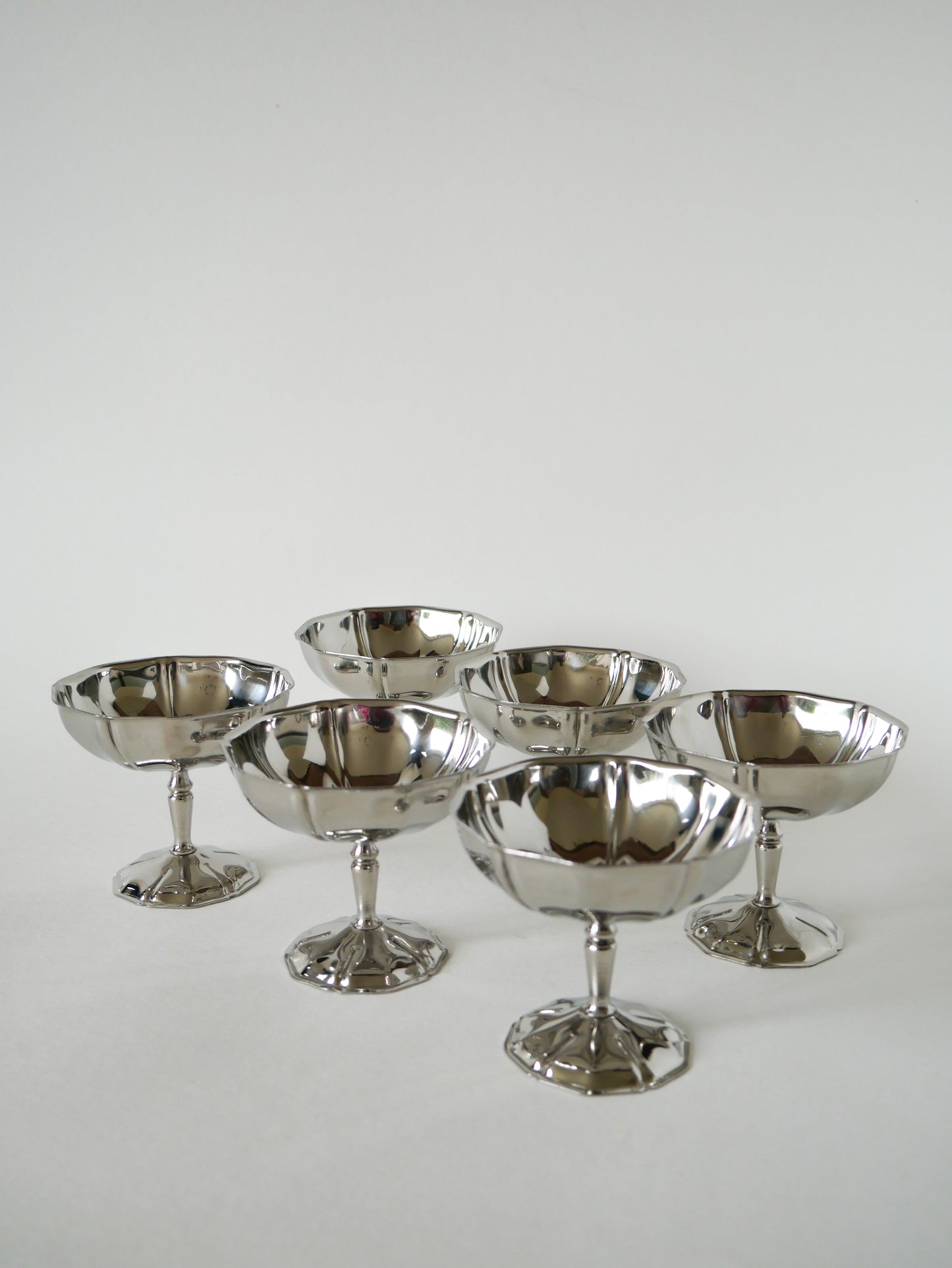 Ensemble de 6 coupes en inox travaillées et à pieds fin, Made in France, Design, 1970