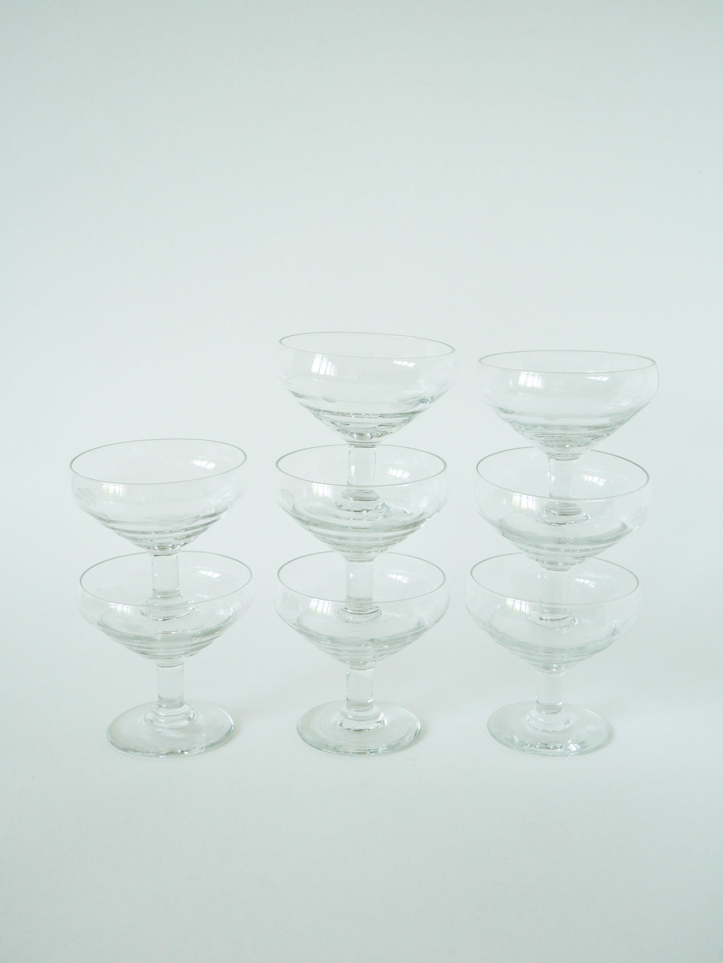 Lot de 8 coupes à champagne gravées, motifs fleurs, 1960