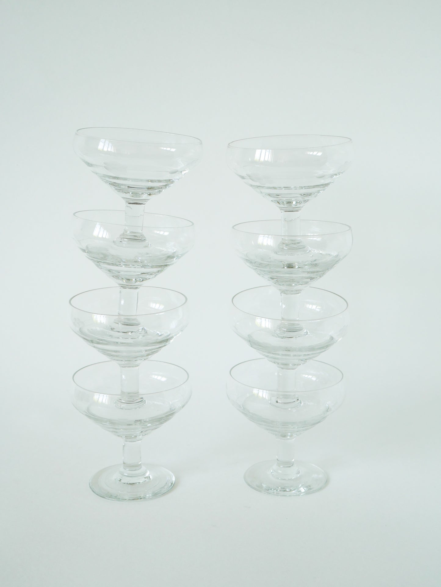 Lot de 8 coupes à champagne gravées, motifs fleurs, 1960