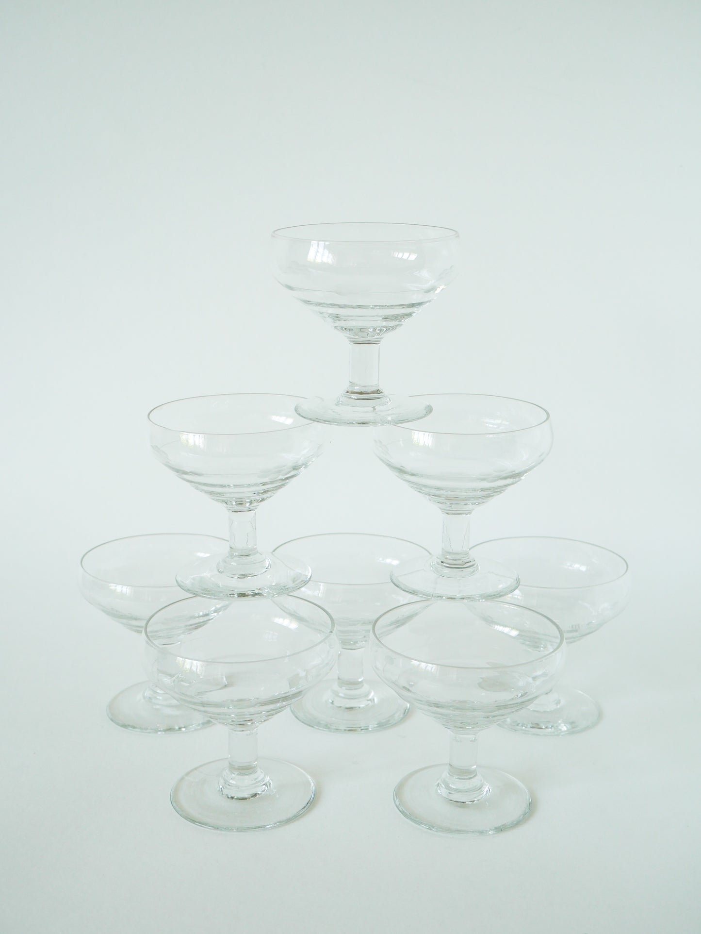 Lot de 8 coupes à champagne gravées, motifs fleurs, 1960