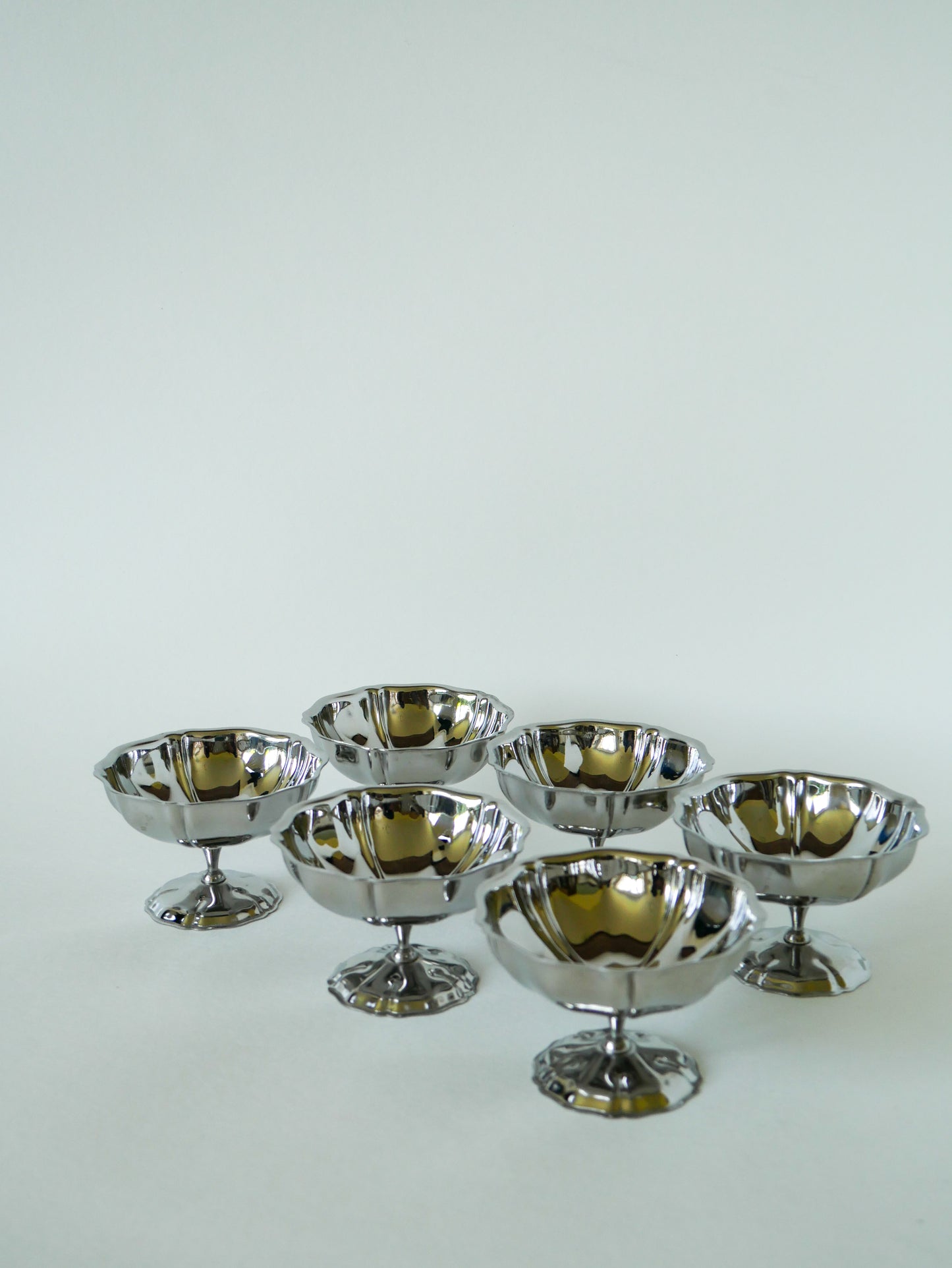 Lot de 6 petites coupes en inox très travaillées et à pieds fin, mi-hautes, Design, 1970