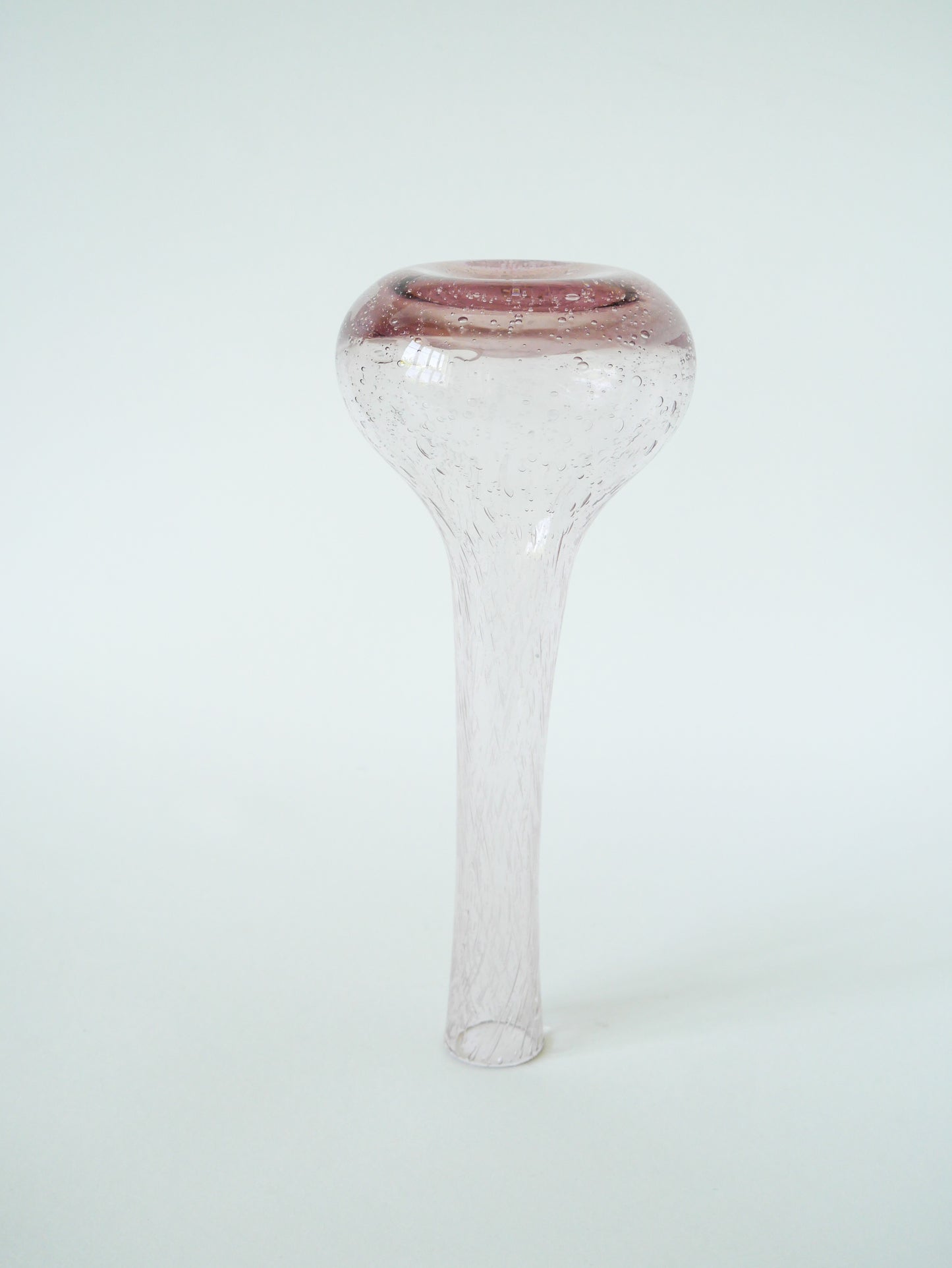 Grand vase en verre bullé rose, dans le goût de Biot, Signé, 1970