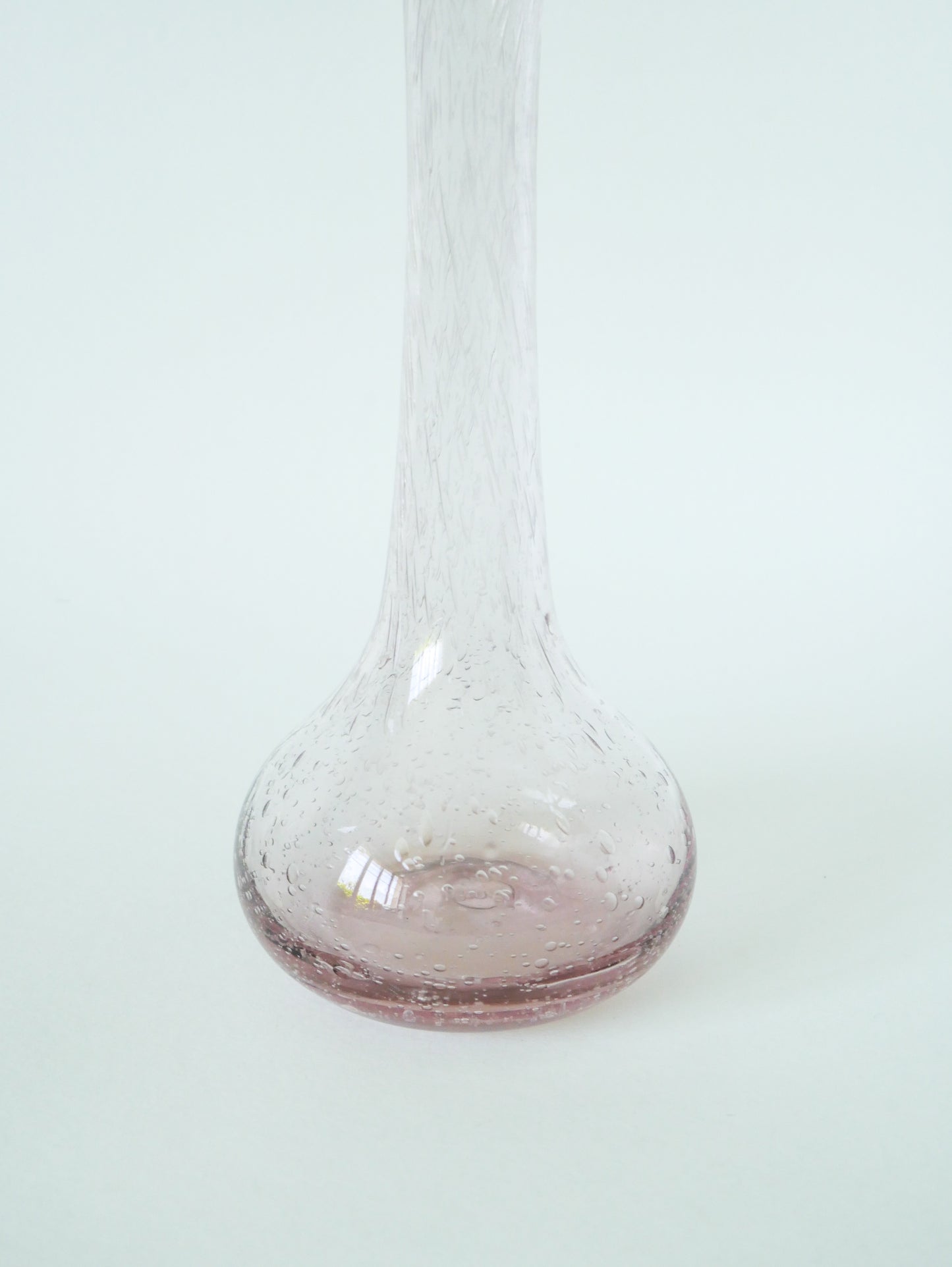 Grand vase en verre bullé rose, dans le goût de Biot, Signé, 1970