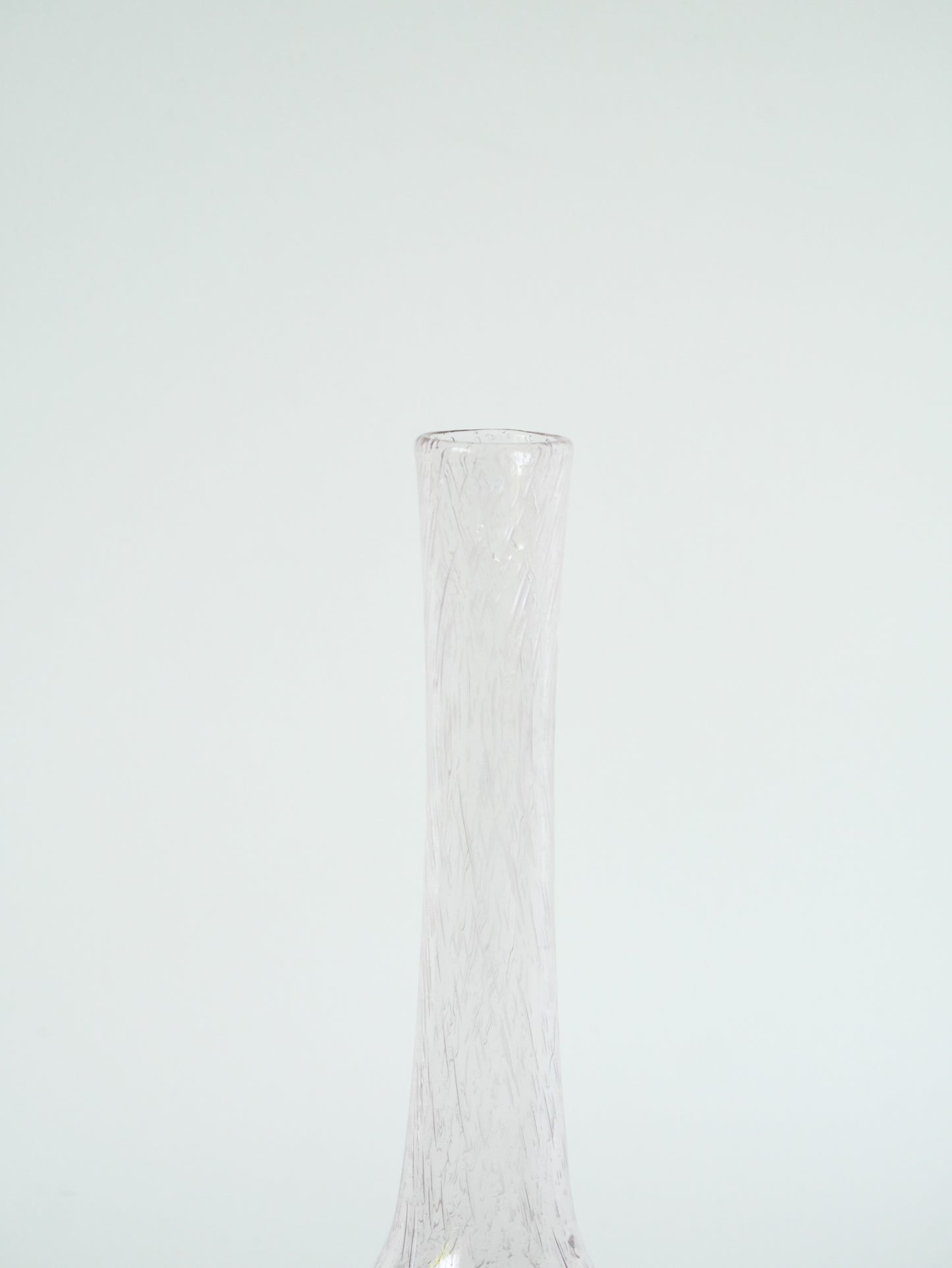 Grand vase en verre bullé rose, dans le goût de Biot, Signé, 1970