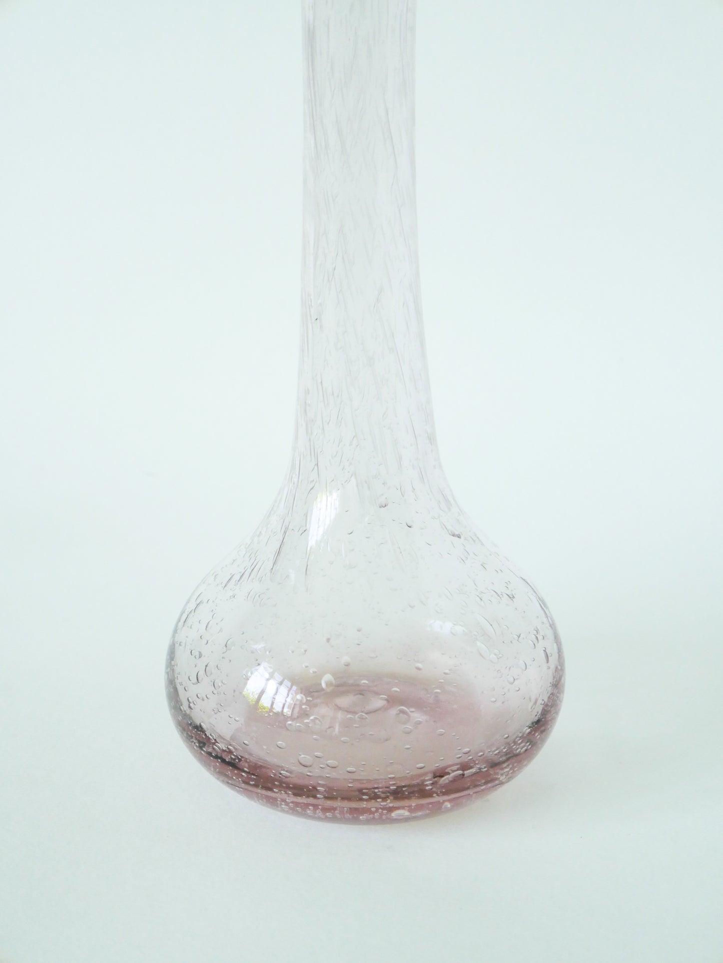 Grand vase en verre bullé rose, dans le goût de Biot, Signé, 1970