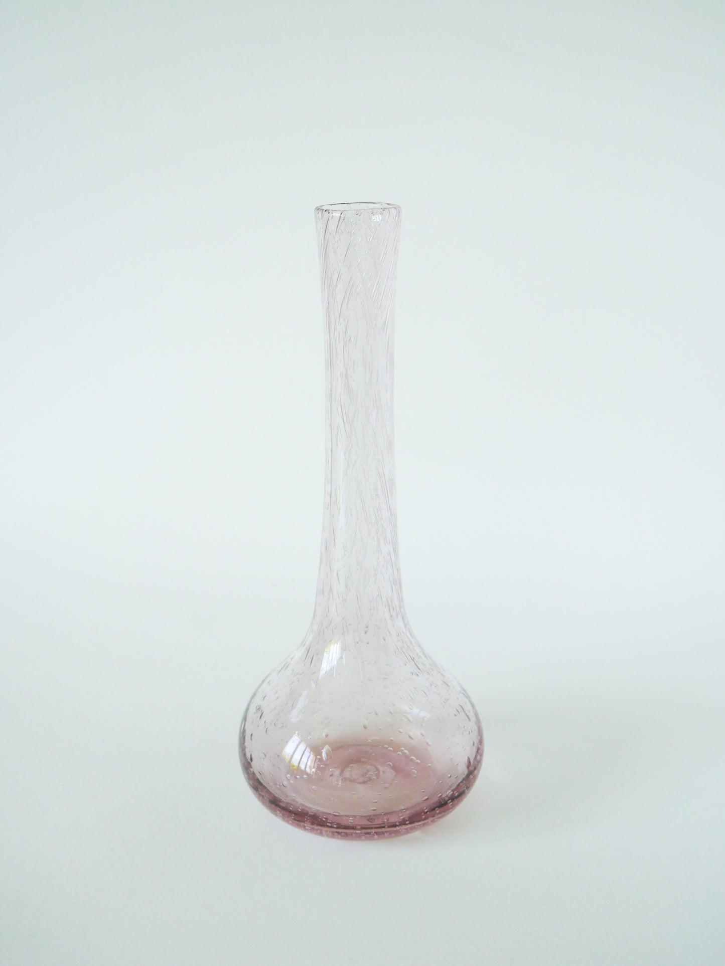 Grand vase en verre bullé rose, dans le goût de Biot, Signé, 1970