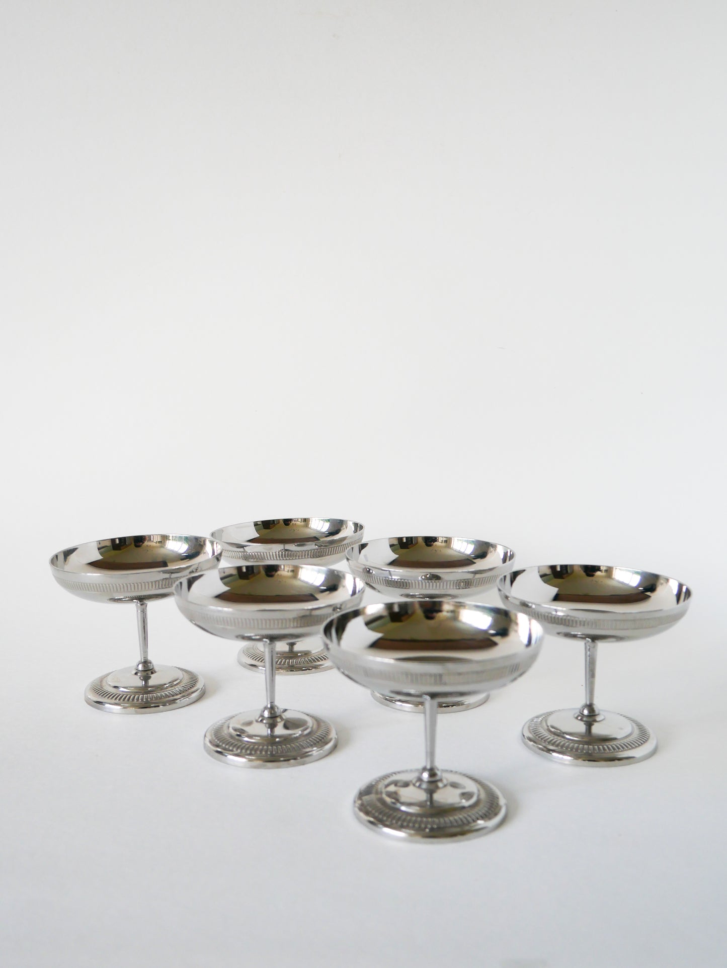 Ensemble de 6 coupes travaillées en inox pieds haut, Design, 1970