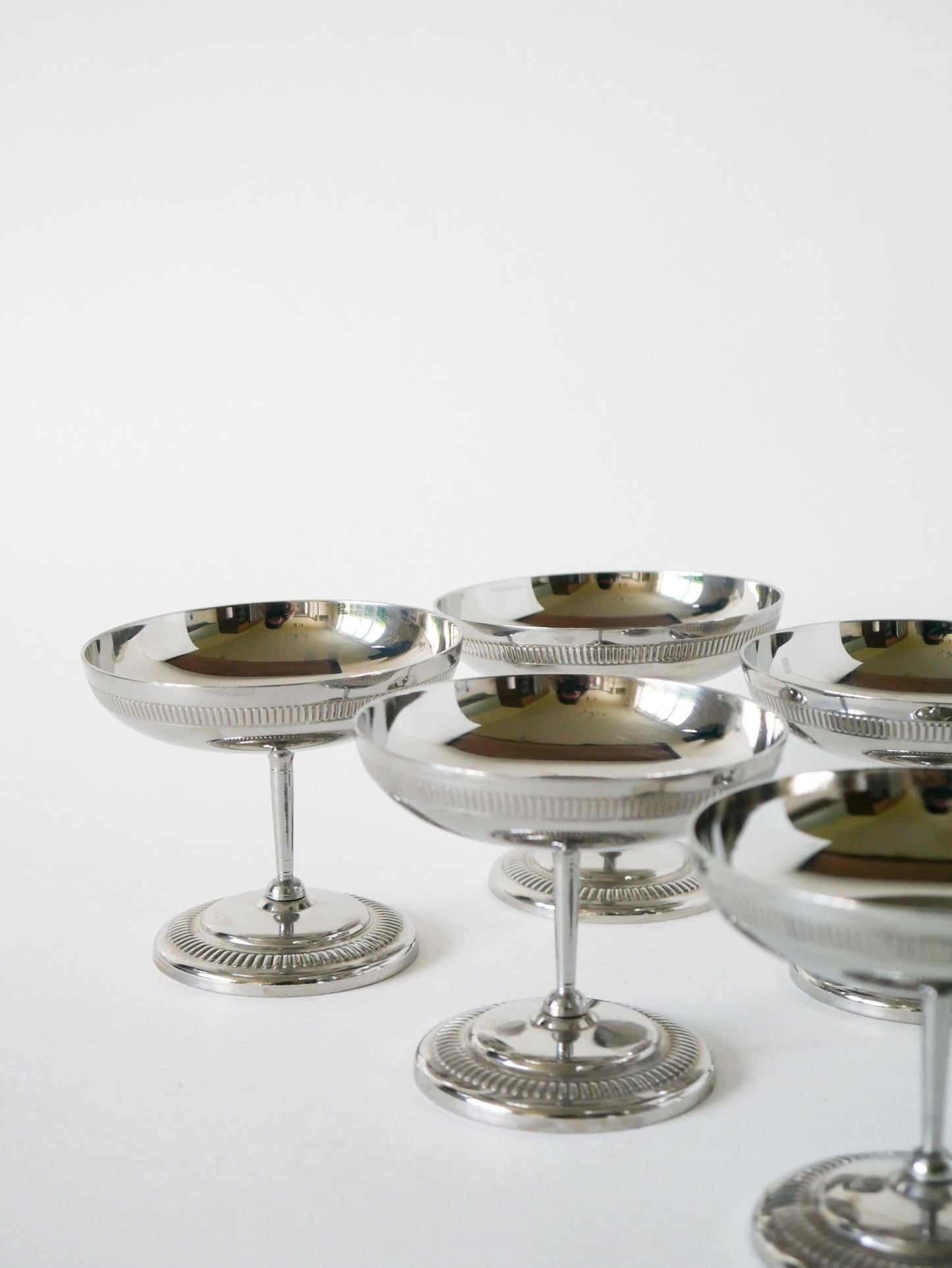 Ensemble de 6 coupes travaillées en inox pieds haut, Design, 1970