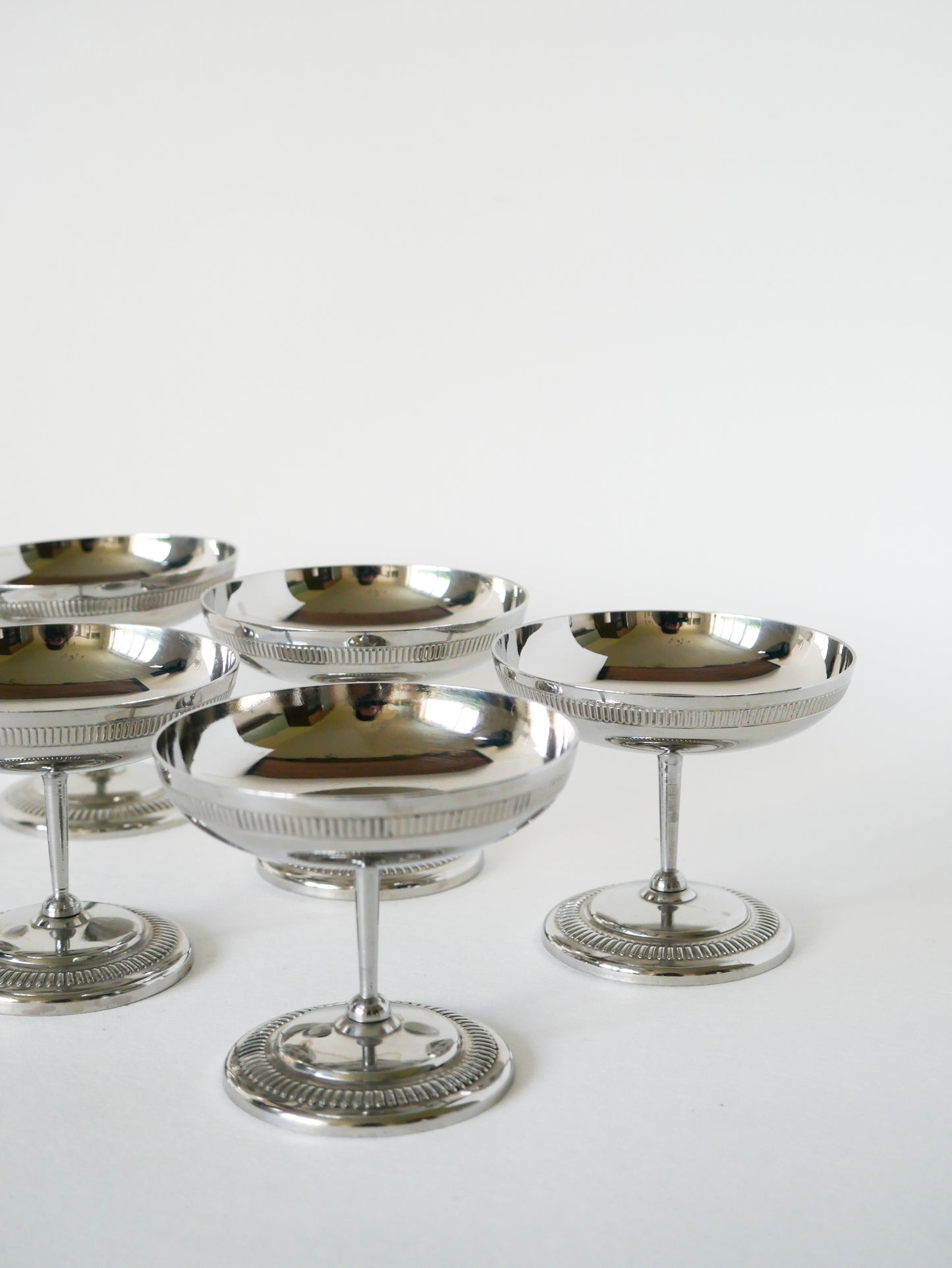 Ensemble de 6 coupes travaillées en inox pieds haut, Design, 1970