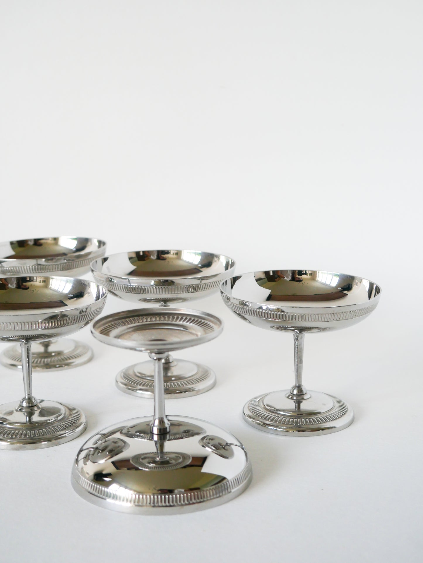 Ensemble de 6 coupes travaillées en inox pieds haut, Design, 1970