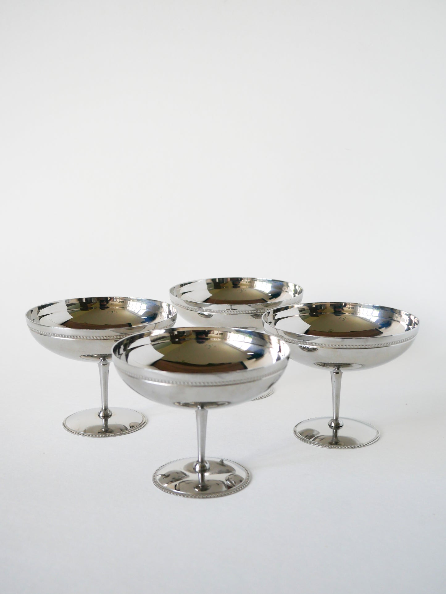 Ensemble de 4 très grandes coupes en inox travaillées pieds haut, Design, 1970