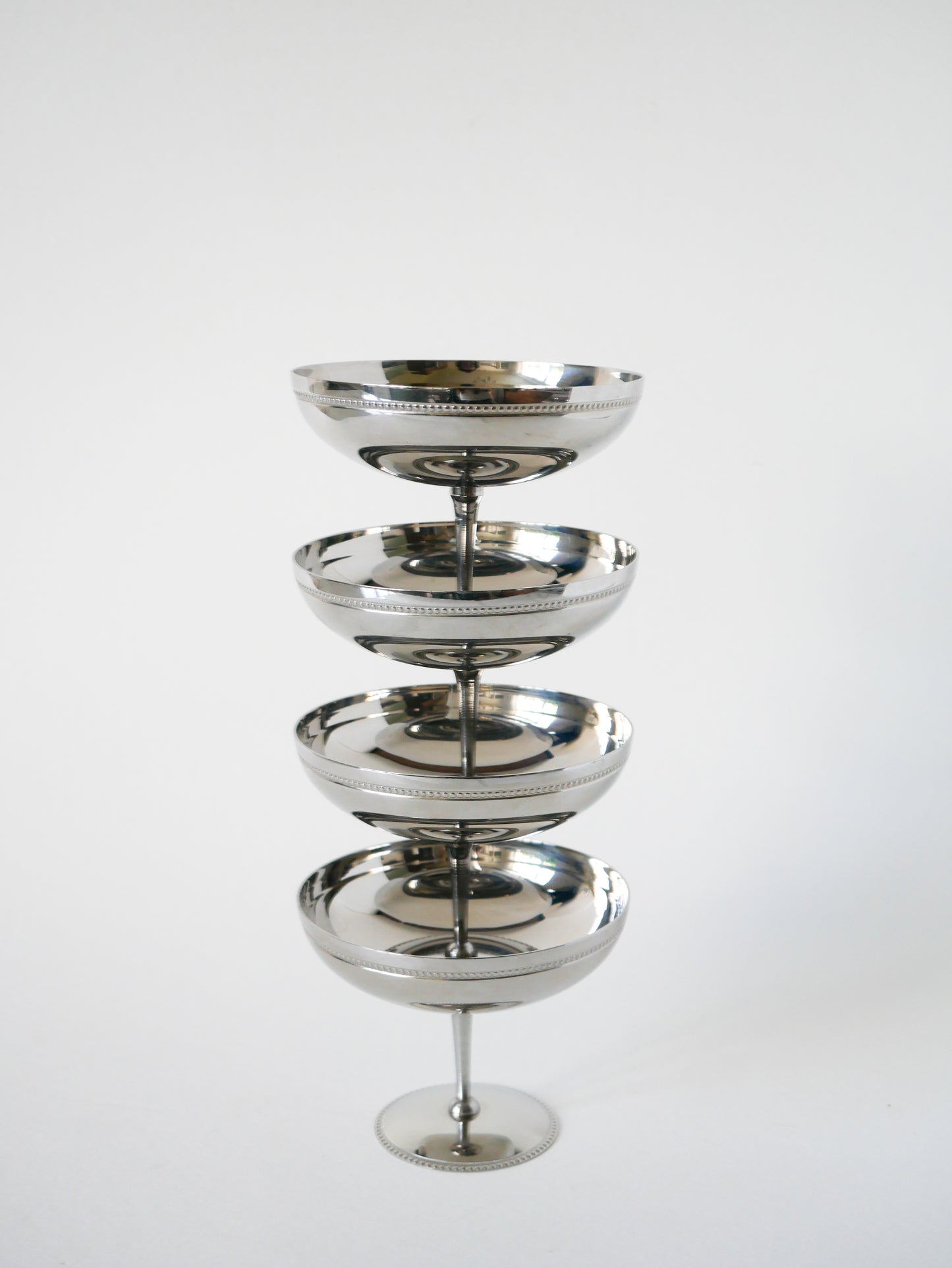 Ensemble de 4 très grandes coupes en inox travaillées pieds haut, Design, 1970