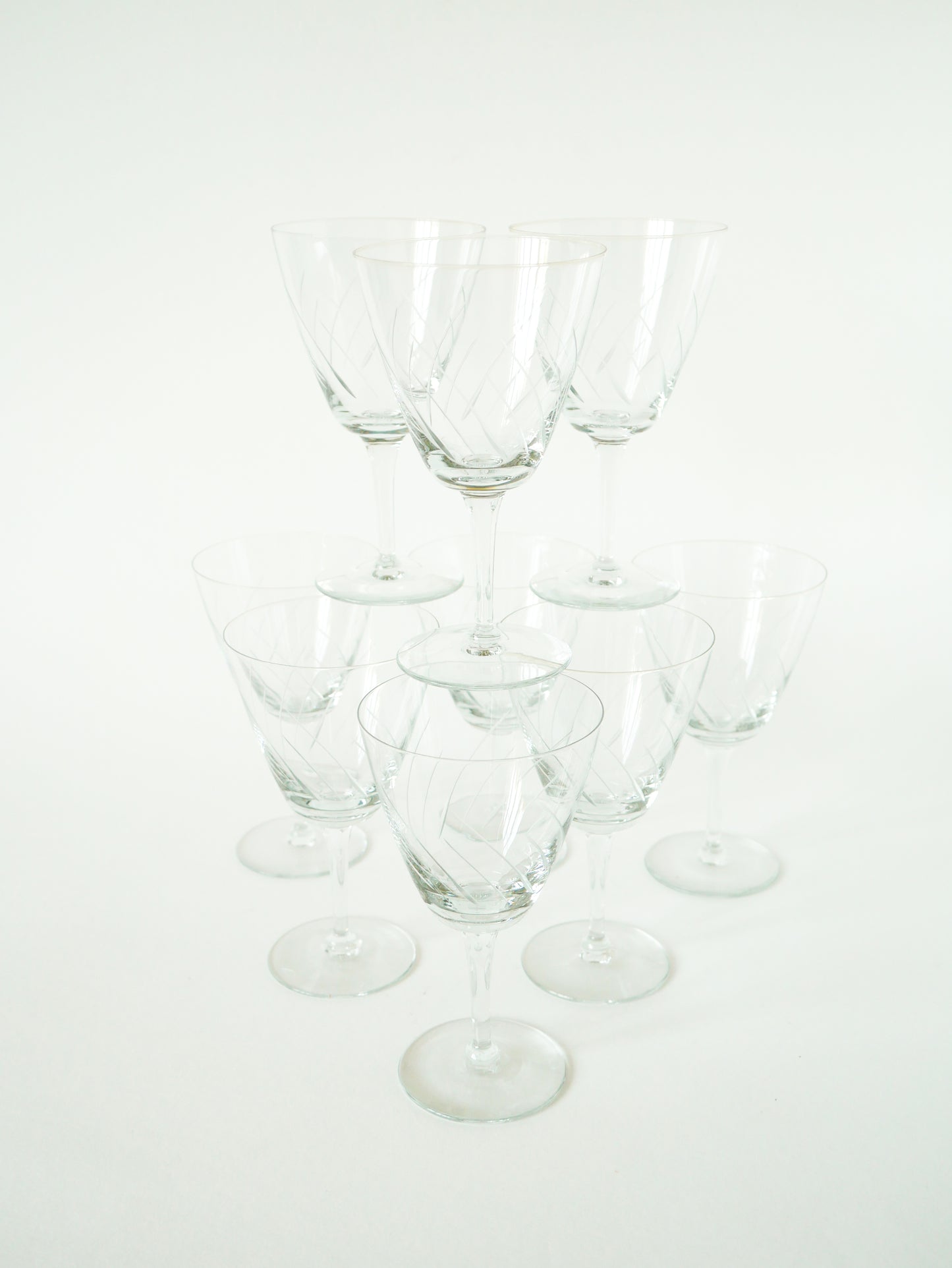 Lot de 9 verres à vin en cristal gravé, 1960