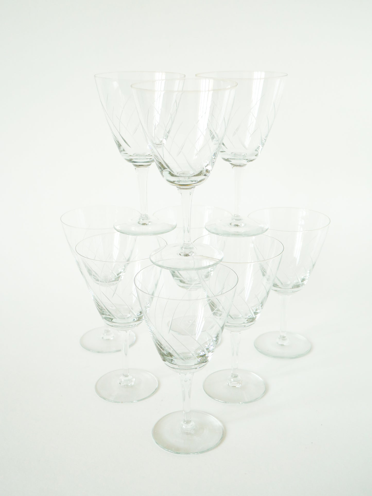 Lot de 9 verres à vin en cristal gravé, 1960