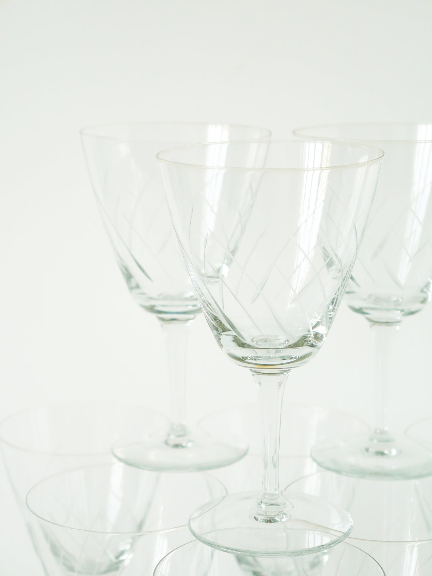 Lot de 9 verres à vin en cristal gravé, 1960