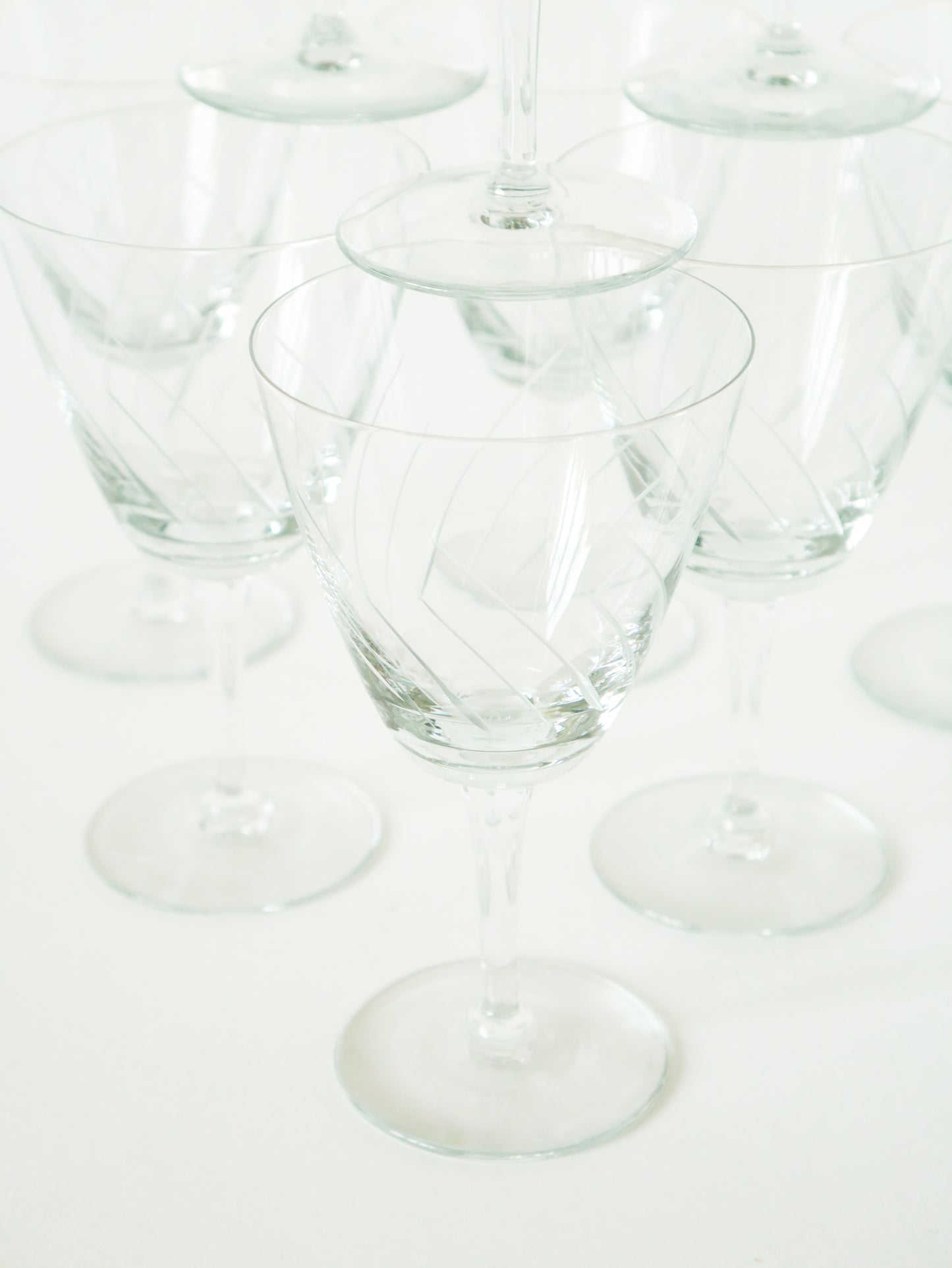 Lot de 9 verres à vin en cristal gravé, 1960