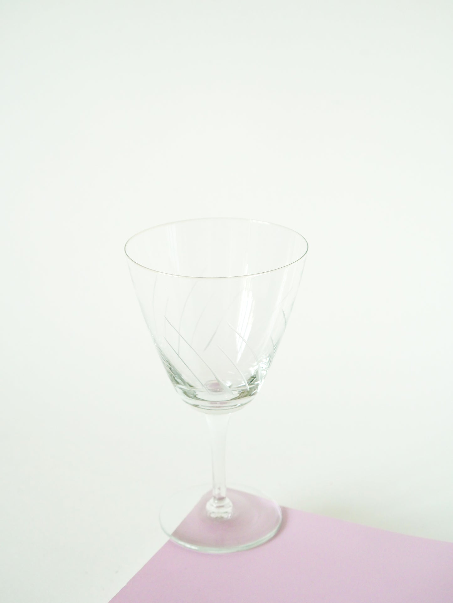 Lot de 9 verres à vin en cristal gravé, 1960