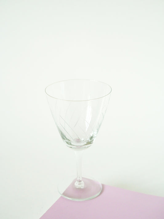 Lot de 9 verres à vin en cristal gravé, 1960