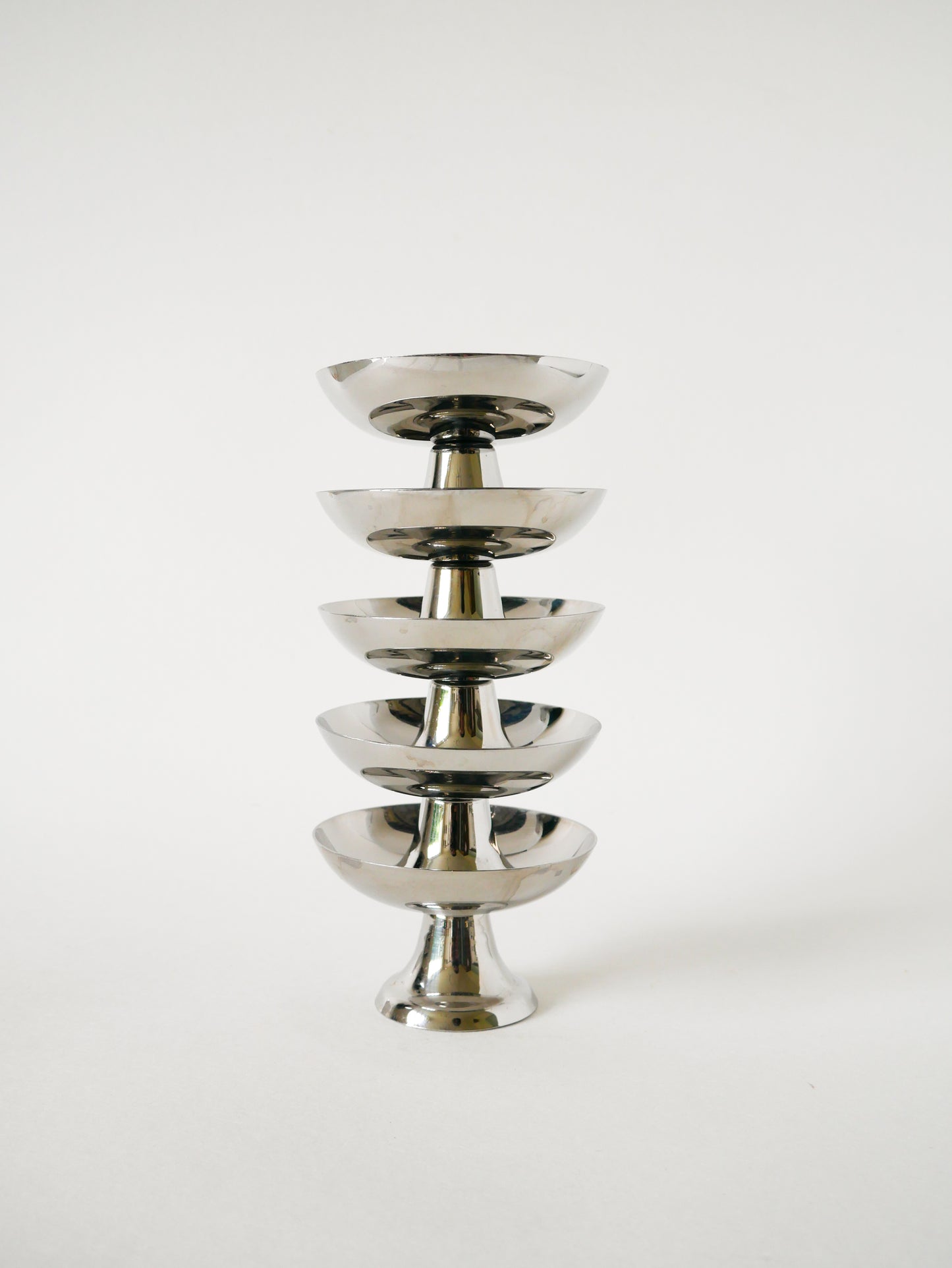 Lot de 5 coupes en inox, pieds haut et large, Design, 1970