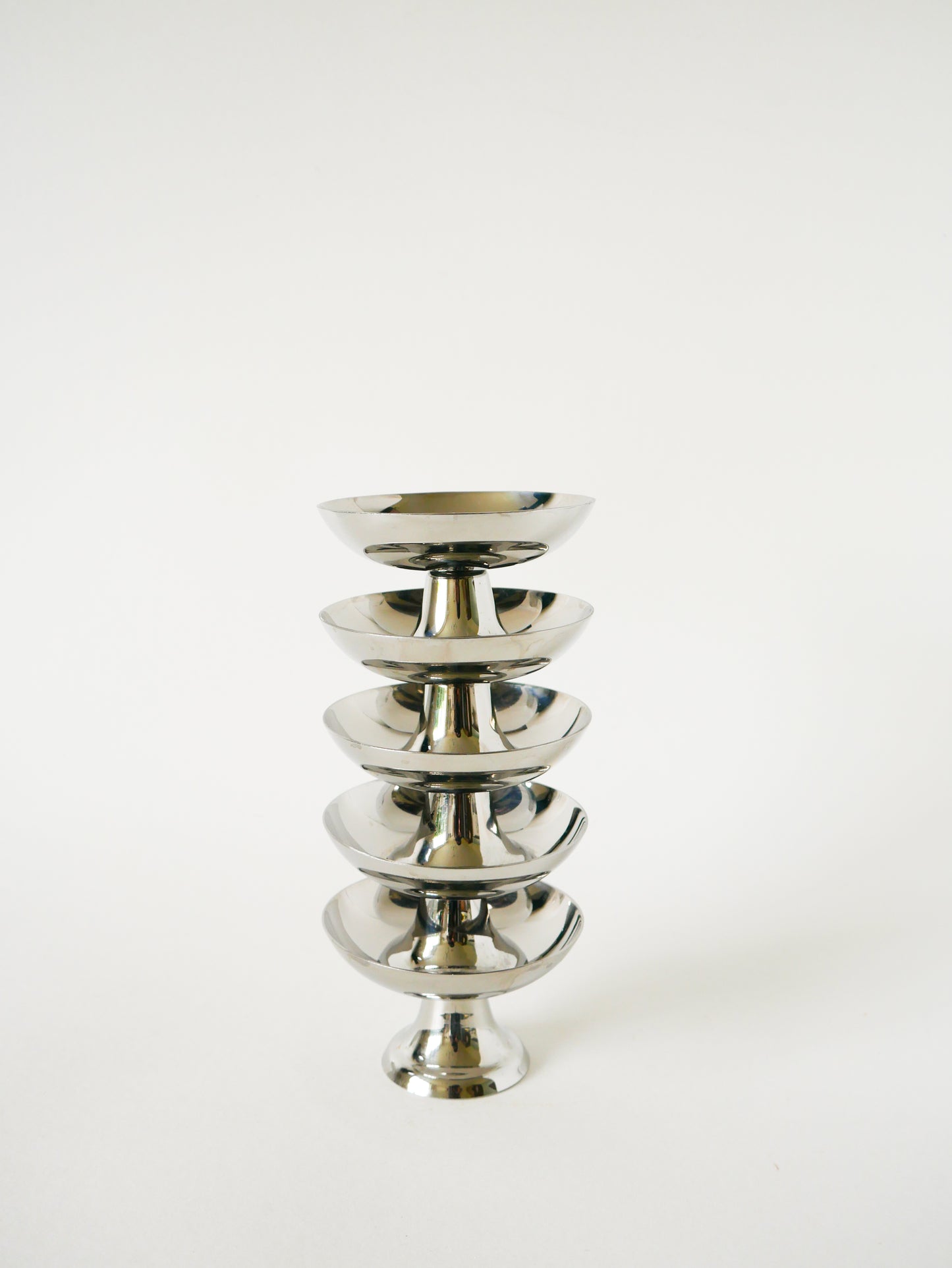 Lot de 5 coupes en inox, pieds haut et large, Design, 1970