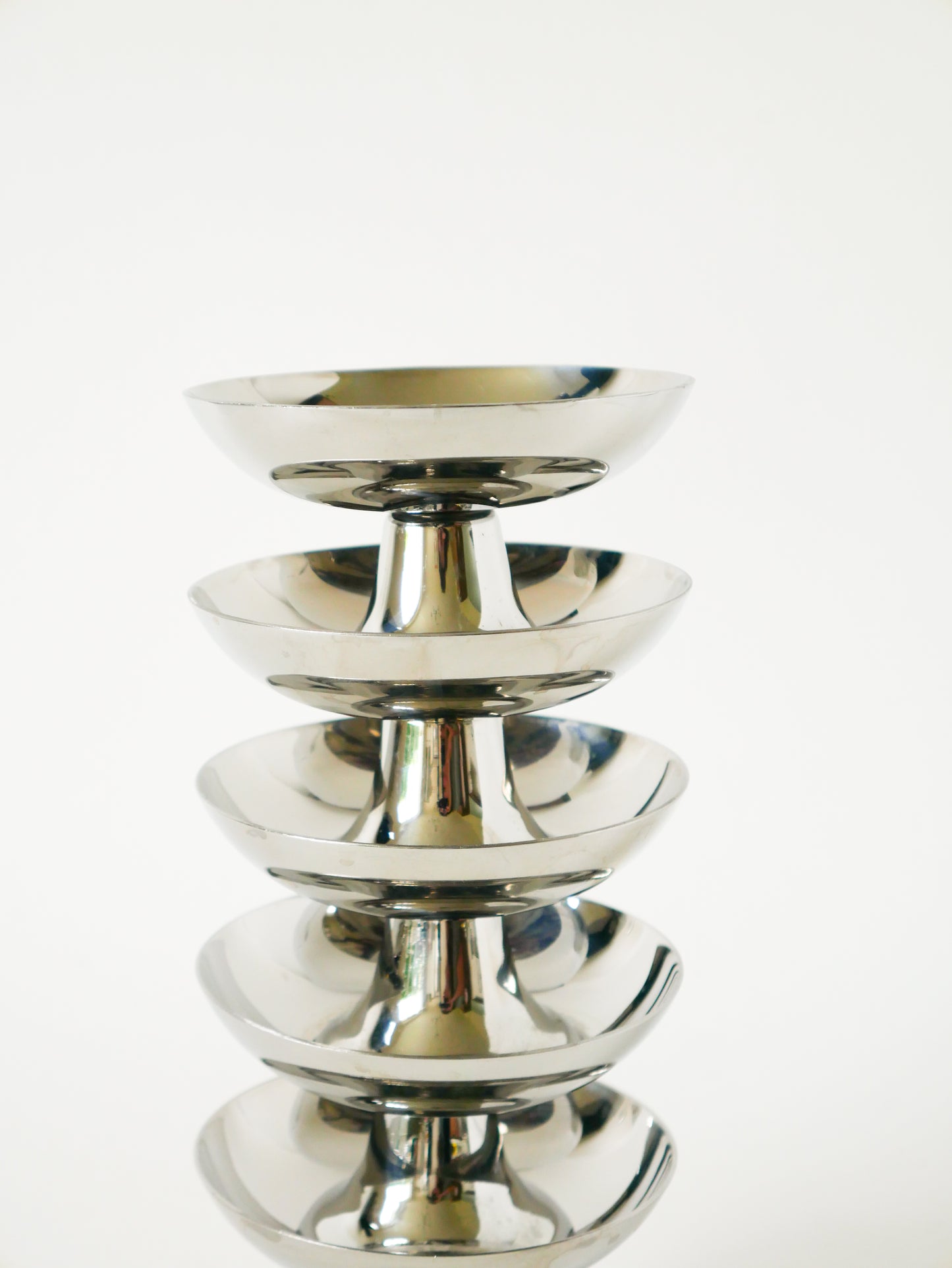 Lot de 5 coupes en inox, pieds haut et large, Design, 1970