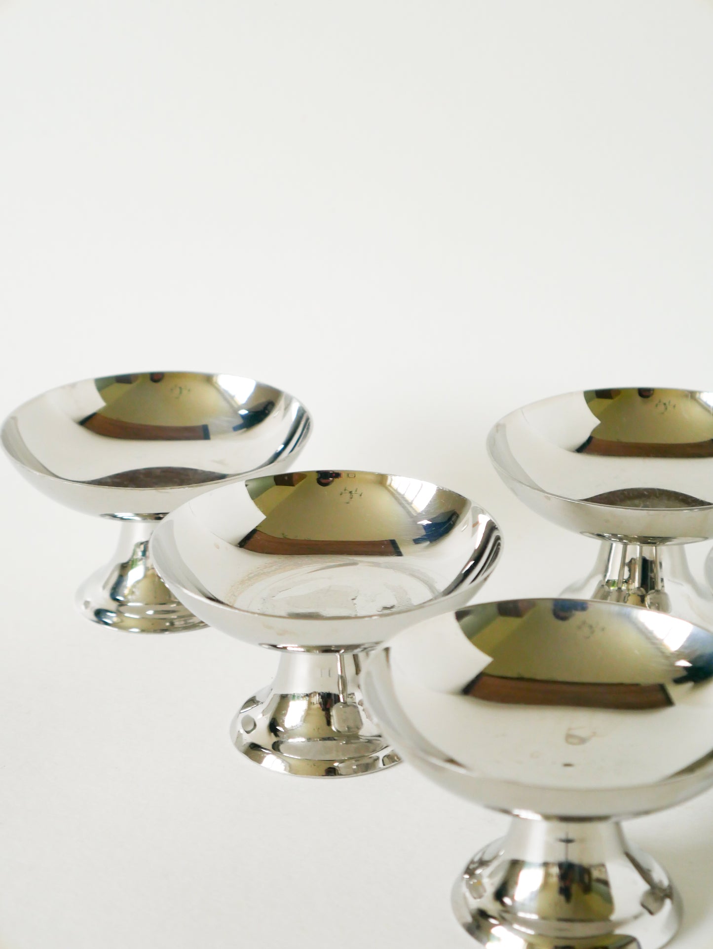 Lot de 5 coupes en inox, pieds haut et large, Design, 1970