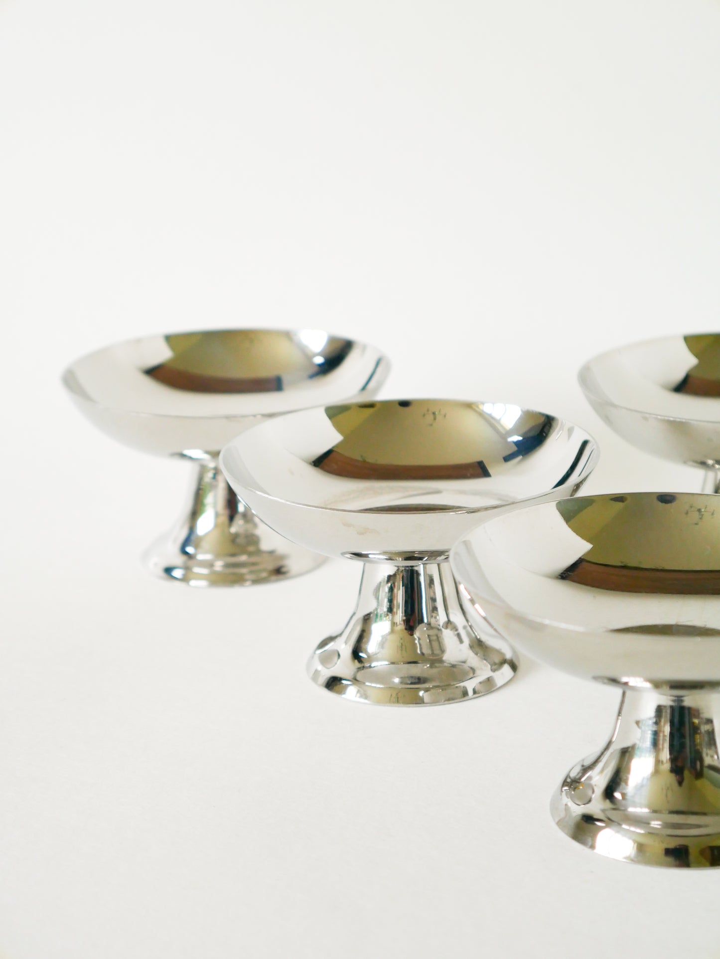 Lot de 5 coupes en inox, pieds haut et large, Design, 1970