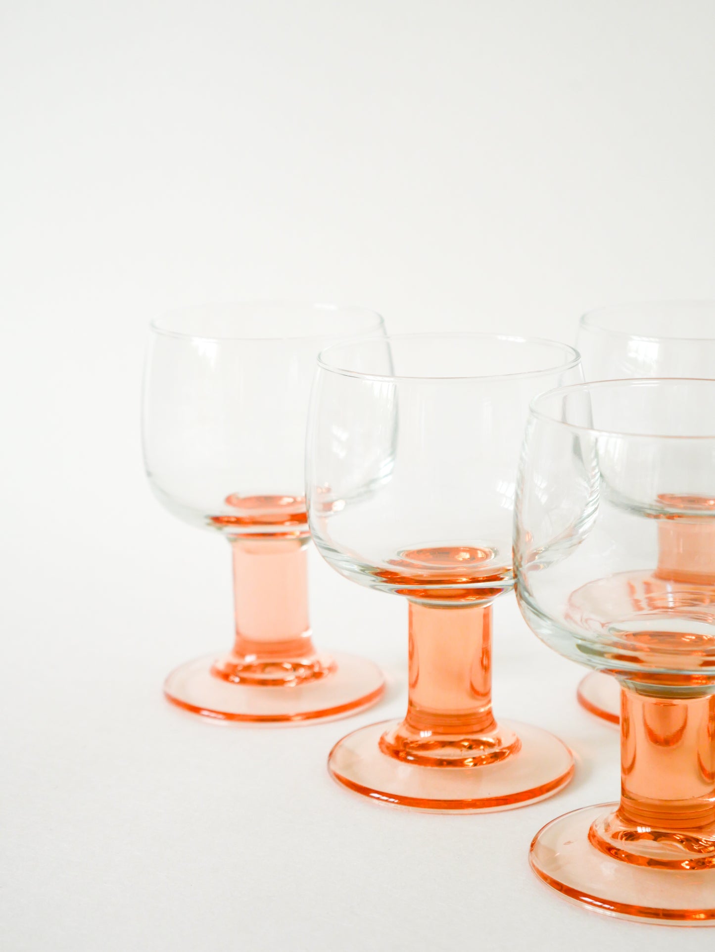 Lot de 5 verres à vin à pieds large, Rose, Design, 1970